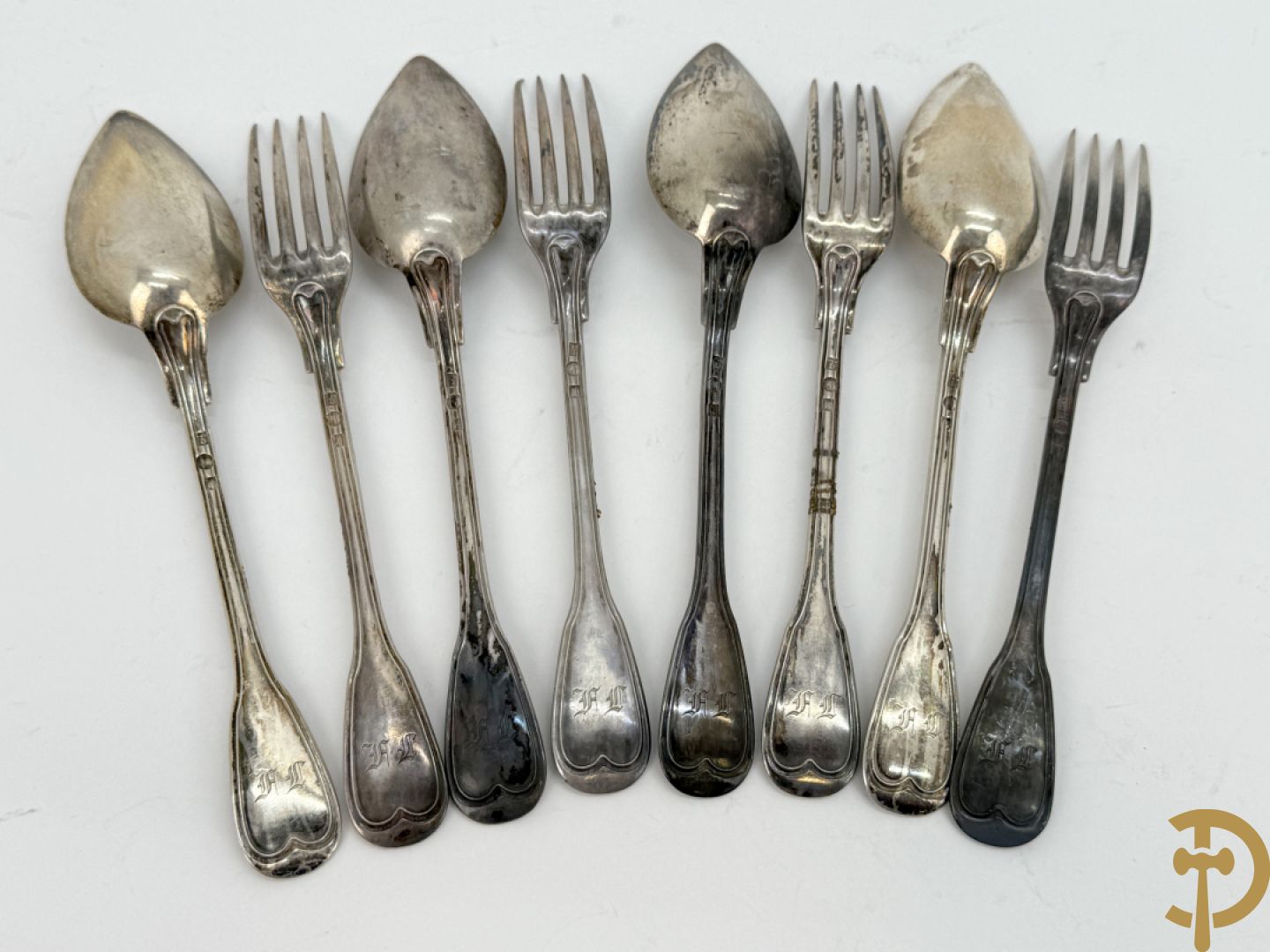 Massief zilver bestek bestaande uit 6 grote lepels, 1 grote vork 15 dessertlepels en 6 dessertvorken, enkele met initialen op de rug