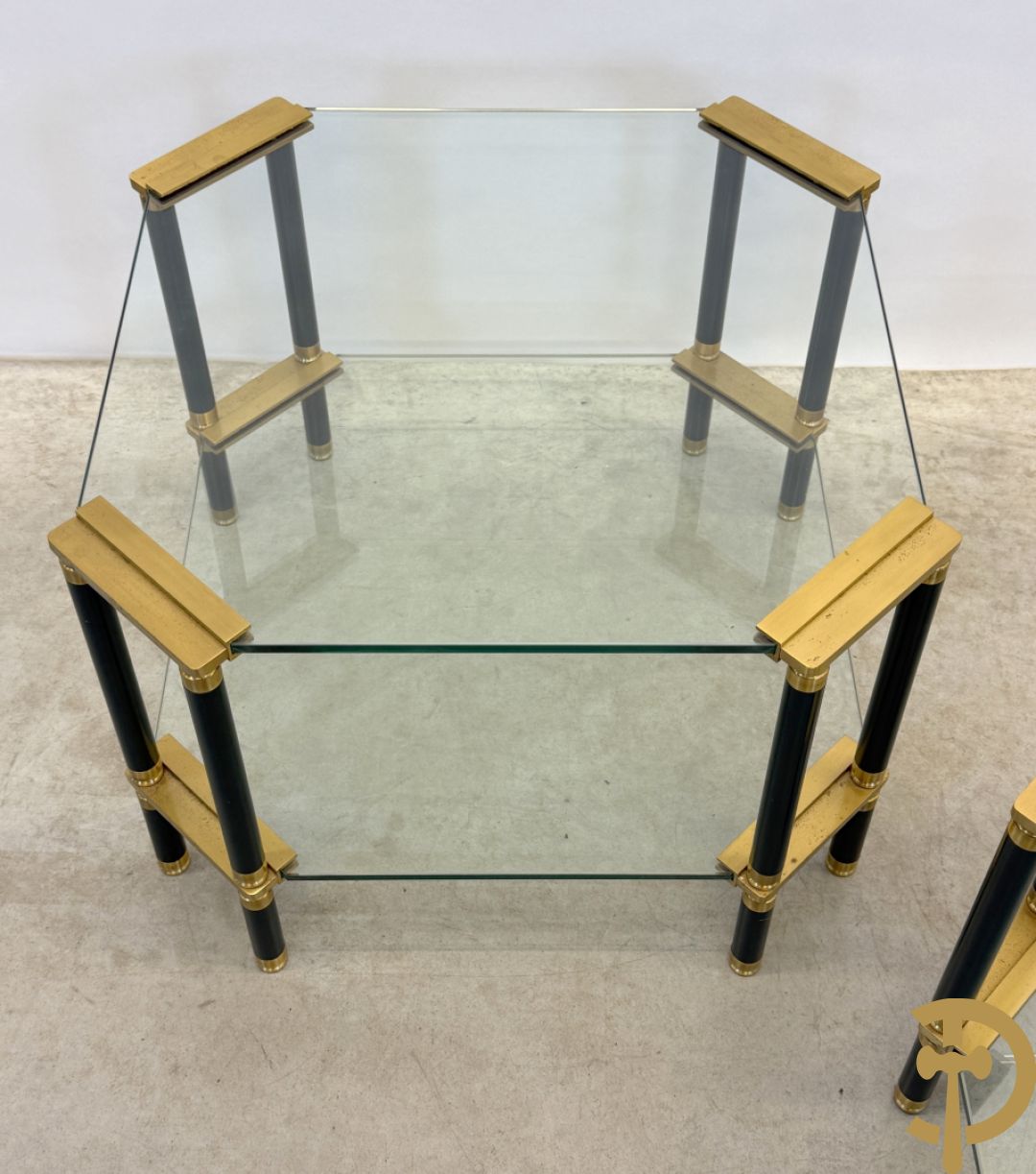 Vintage salontafel met glas en koperafwerking + 3 bijhorende vintage bijzettafels