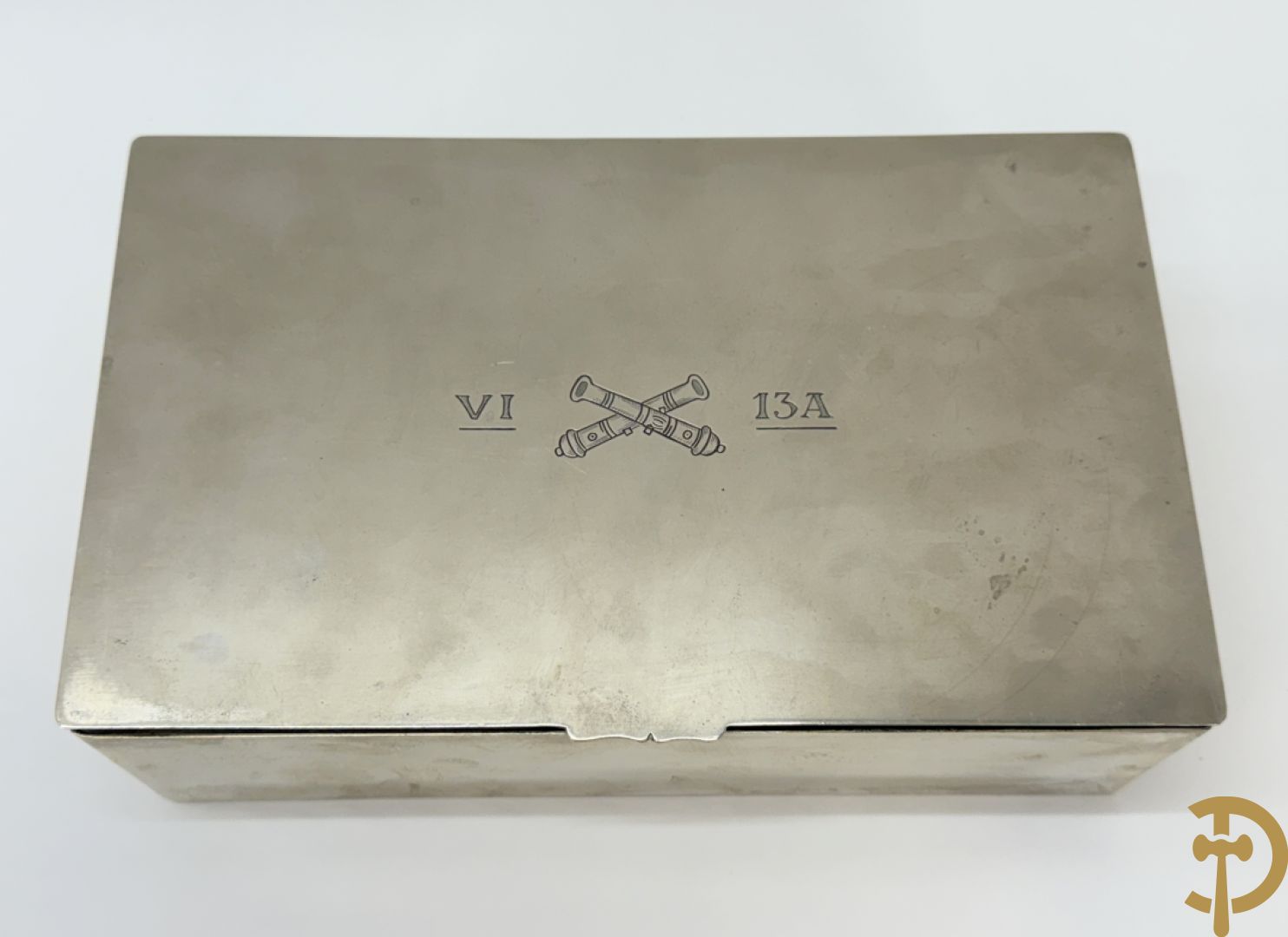 Verzilverde metalen kist met geciseleerde inscriptie van paar gekruiste kanonnen, VI 13A, binnenin met gegraveerde handtekeningen
