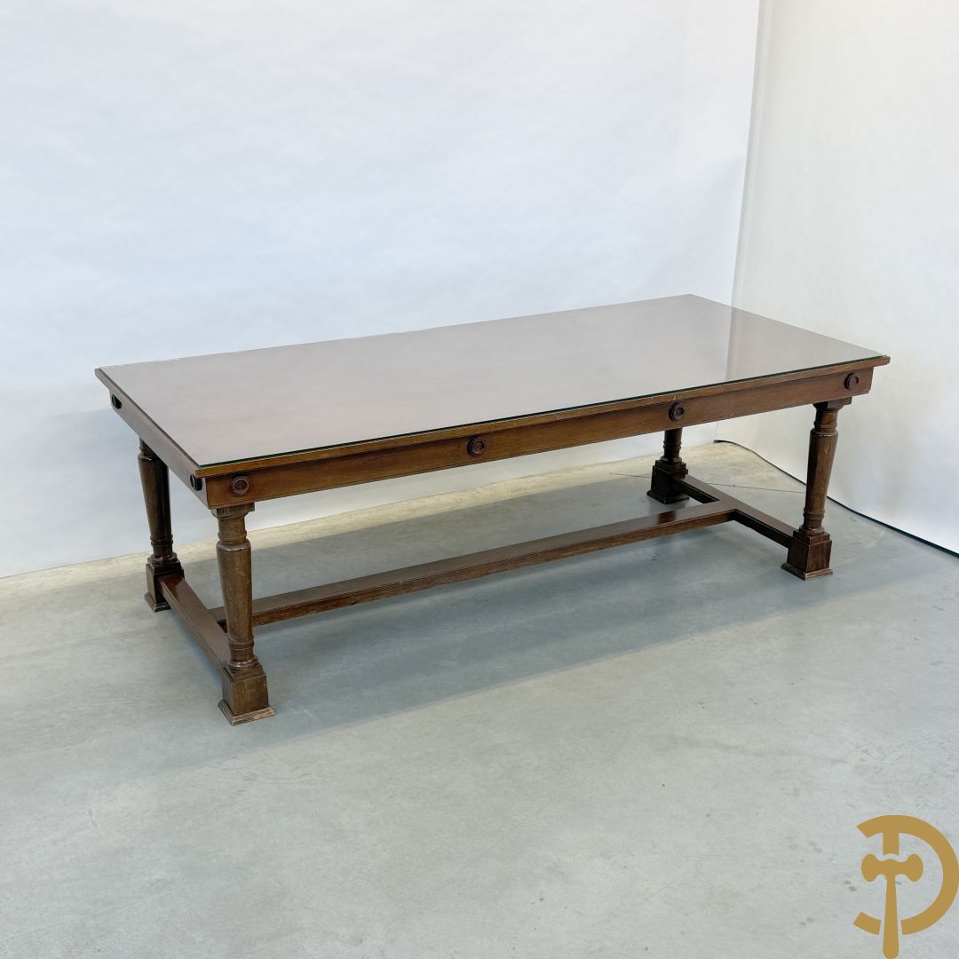 Notelaren tafel met glazen blad op vier ballustervormige poten - bezet met bollen op de zijkant