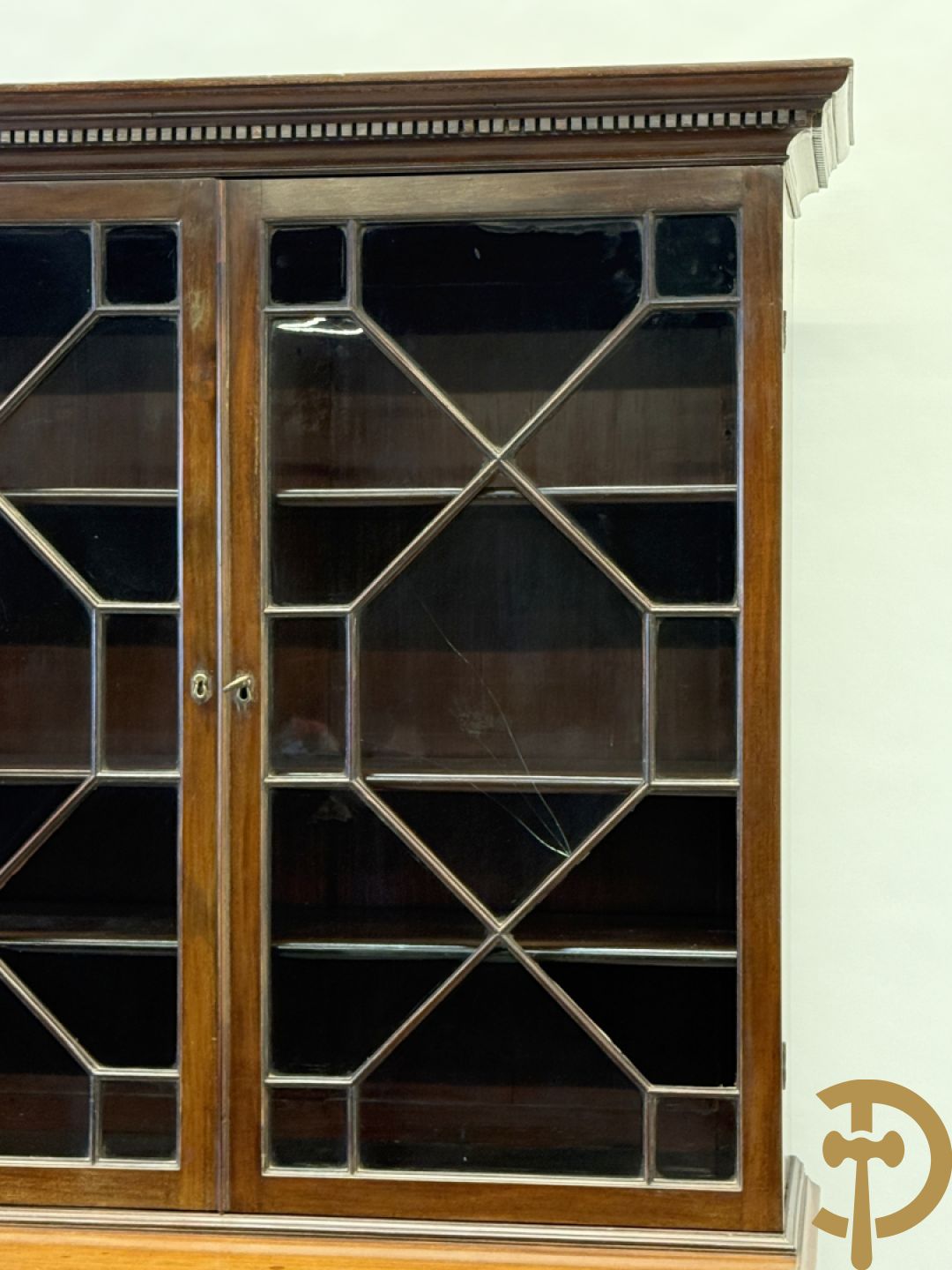 Engelse mahoniehouten secretaire met vitrine bovenaan, 19e