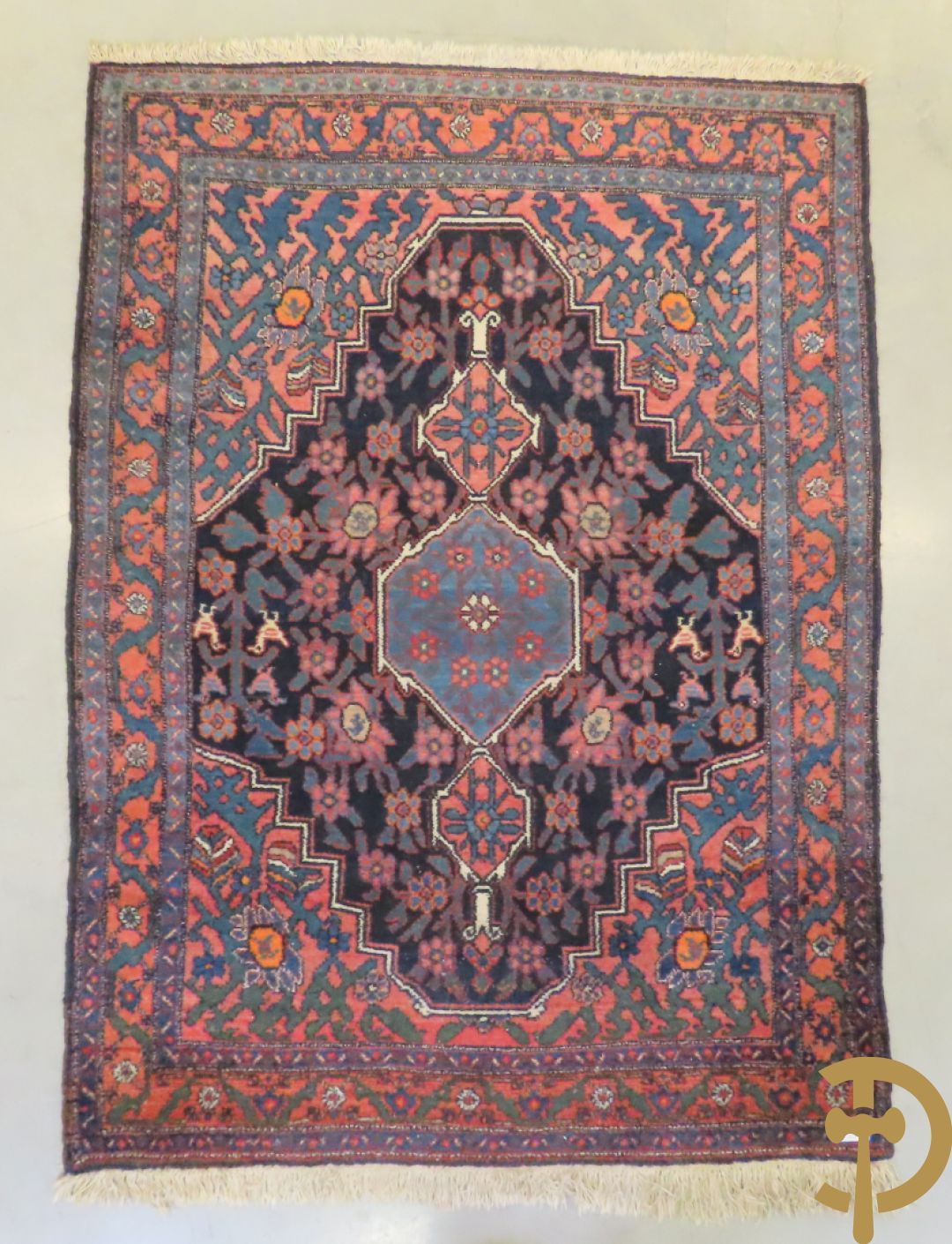 Perzische handgeknoopte loper met geometrische patronen + Perzissch handgeknoopt tapijt Senneh + Oosters handgeknoopt tapijt met bloemendecor + bidtapijtje