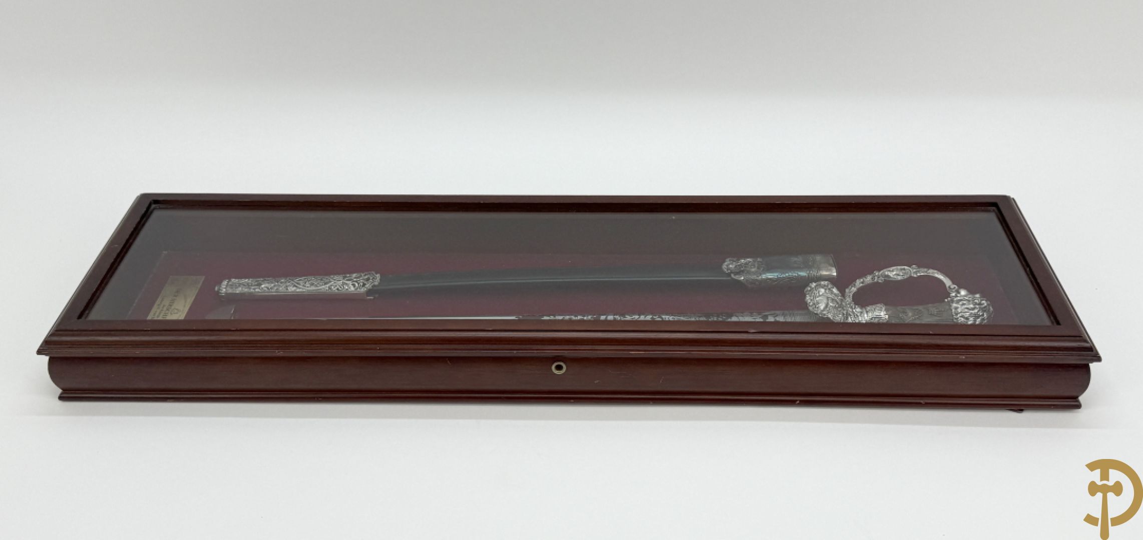 Der Hirschfänger, replica zwaard uitgegeven door Deutches Jagd und Fischereimuseum in een wandvitrine voorgesteld