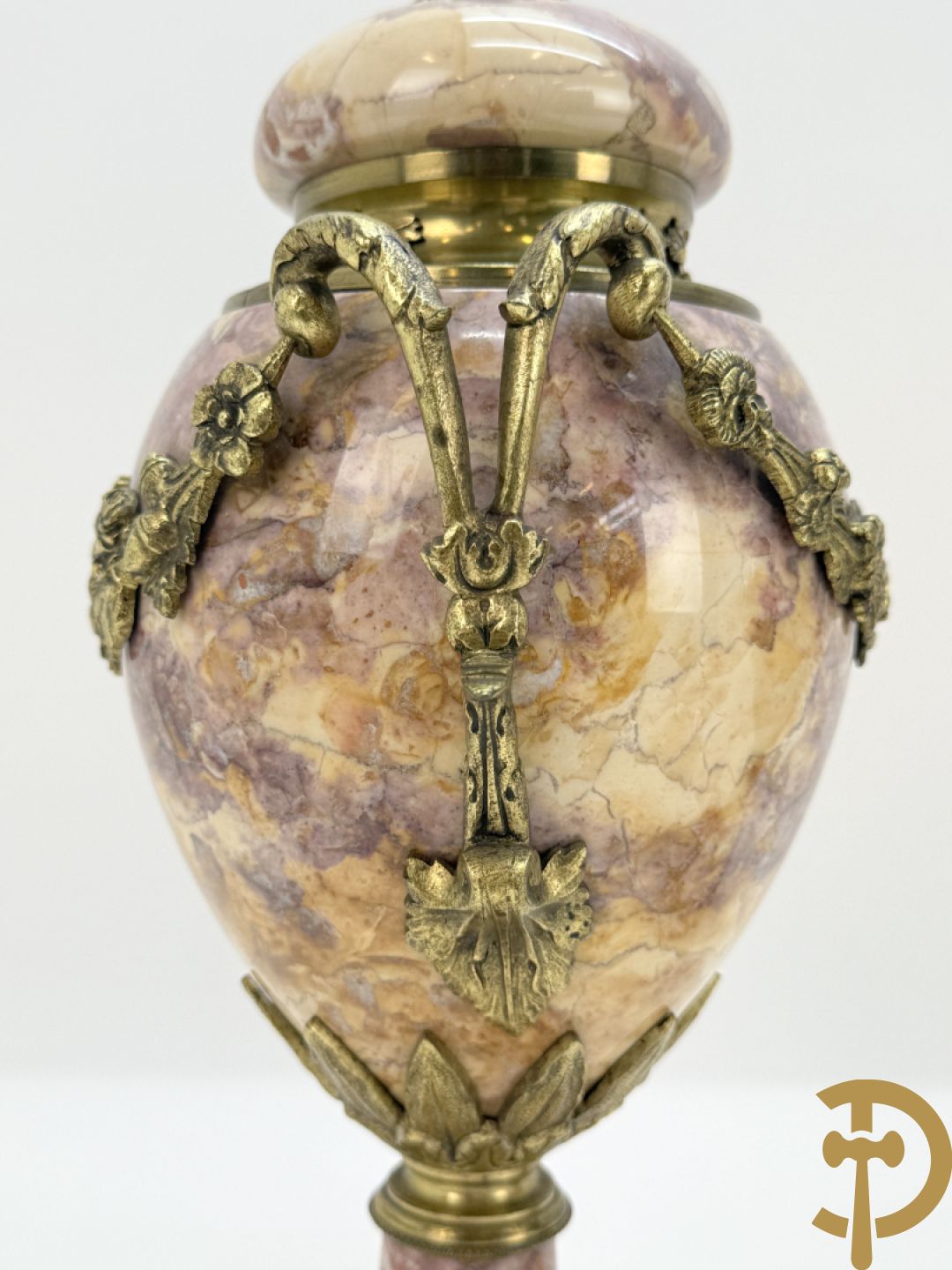 Paar marmeren cassolettes bezet met bronzen bloemenguirlandes