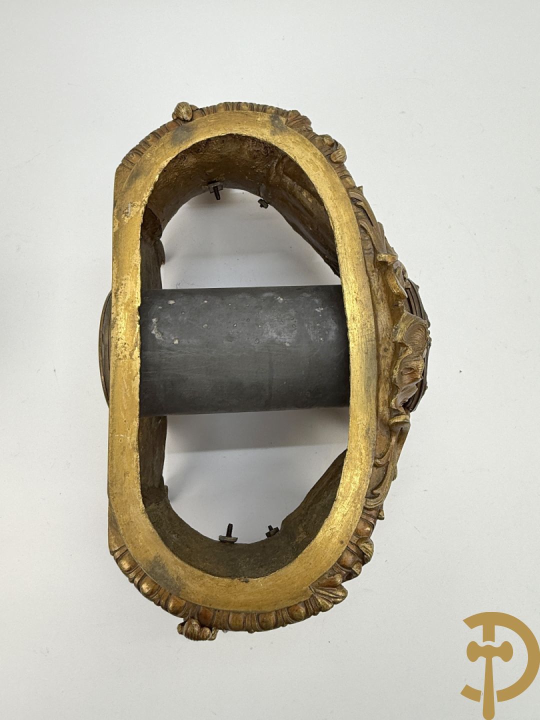 Driedelige bronzen garnituur bestaande uit middenstuk met bronzen vuurvergulde klok, Daubrée gemerkt à Nancy, bovenaan bekroond met Cleopatra met drinkbeker - getekend van Cumberworth sculpteur - geflankeerd door paar cupido