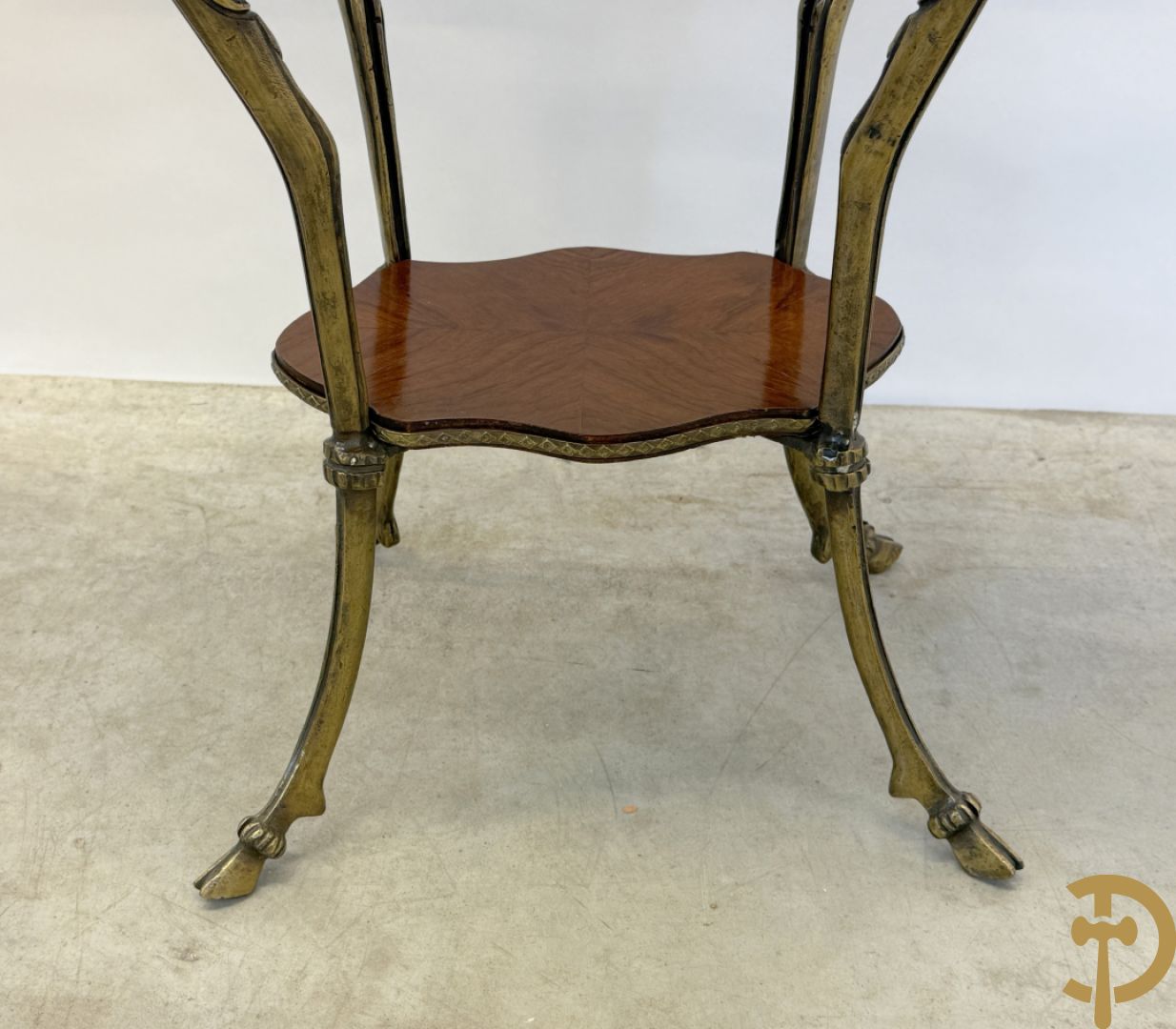 Paar mahoniehouten bijzettafels, Louis XV stijl, met bronzen ornamenten en bronzen bokkepoten - Replica