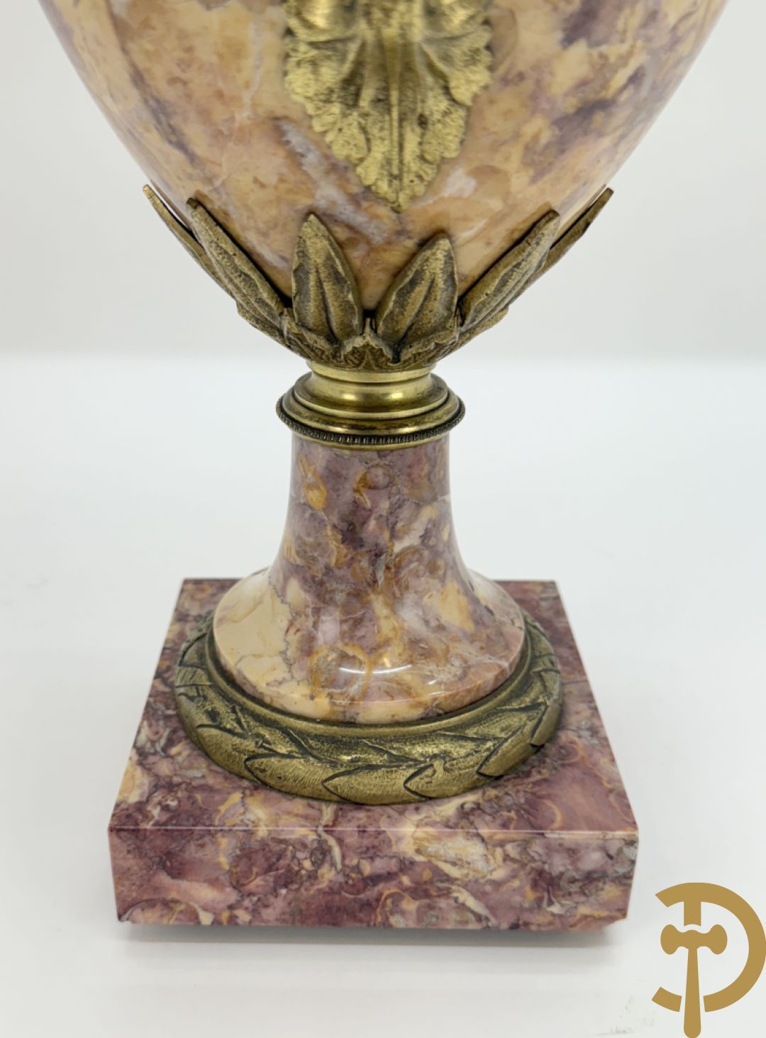 Paar marmeren cassolettes bezet met bronzen bloemenguirlandes