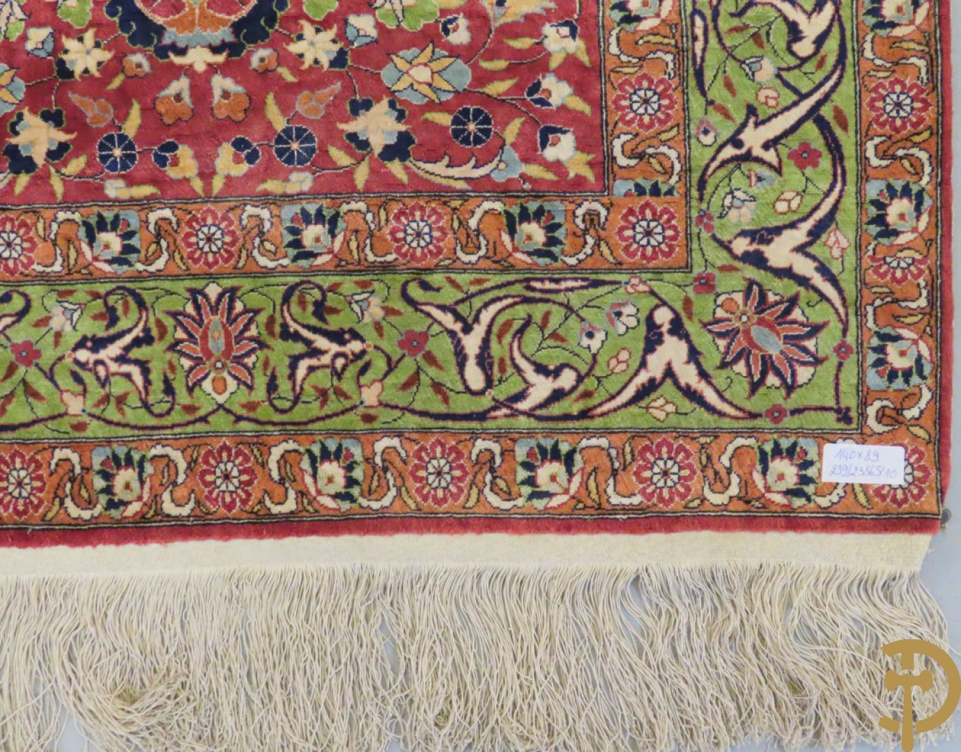 Turks handgeknoopt zijden tapijt Kayseri met vazen- en bloemendecor en orientaalse tekens