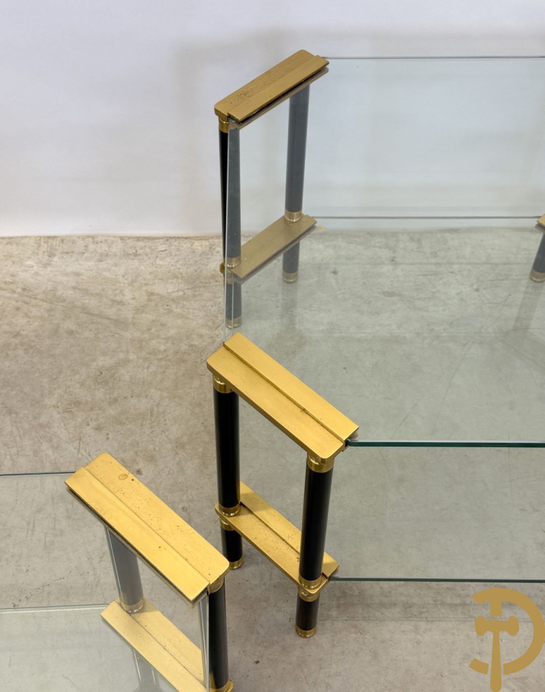 Vintage salontafel met glas en koperafwerking + 3 bijhorende vintage bijzettafels