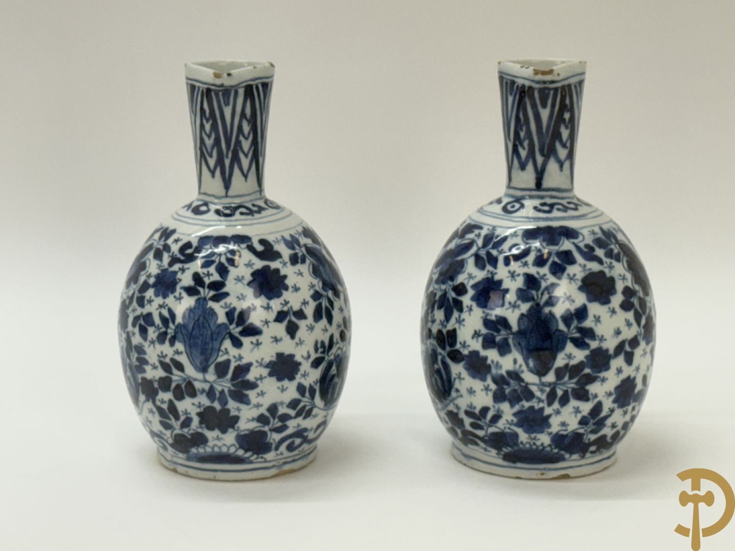 Twee Delftse blauw/wit schenkkannen met bloemendecor