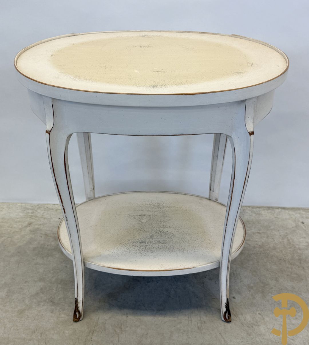 Paar wit gemonochromeerde bergères Louis XVI stijl + bijzettafeltje met lade op voluutvormige pootjes