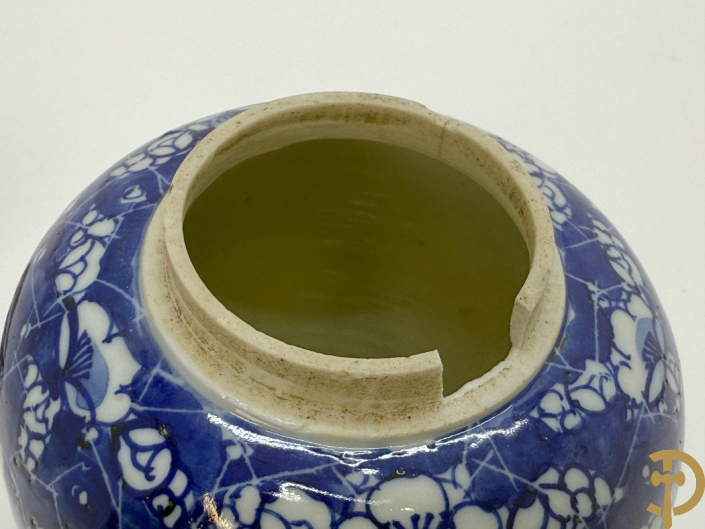 Paar Chinese porseleinen dekselvazen met bloemen- en  hanendecor + Chinese blauw/witte porseleinen gemberpot