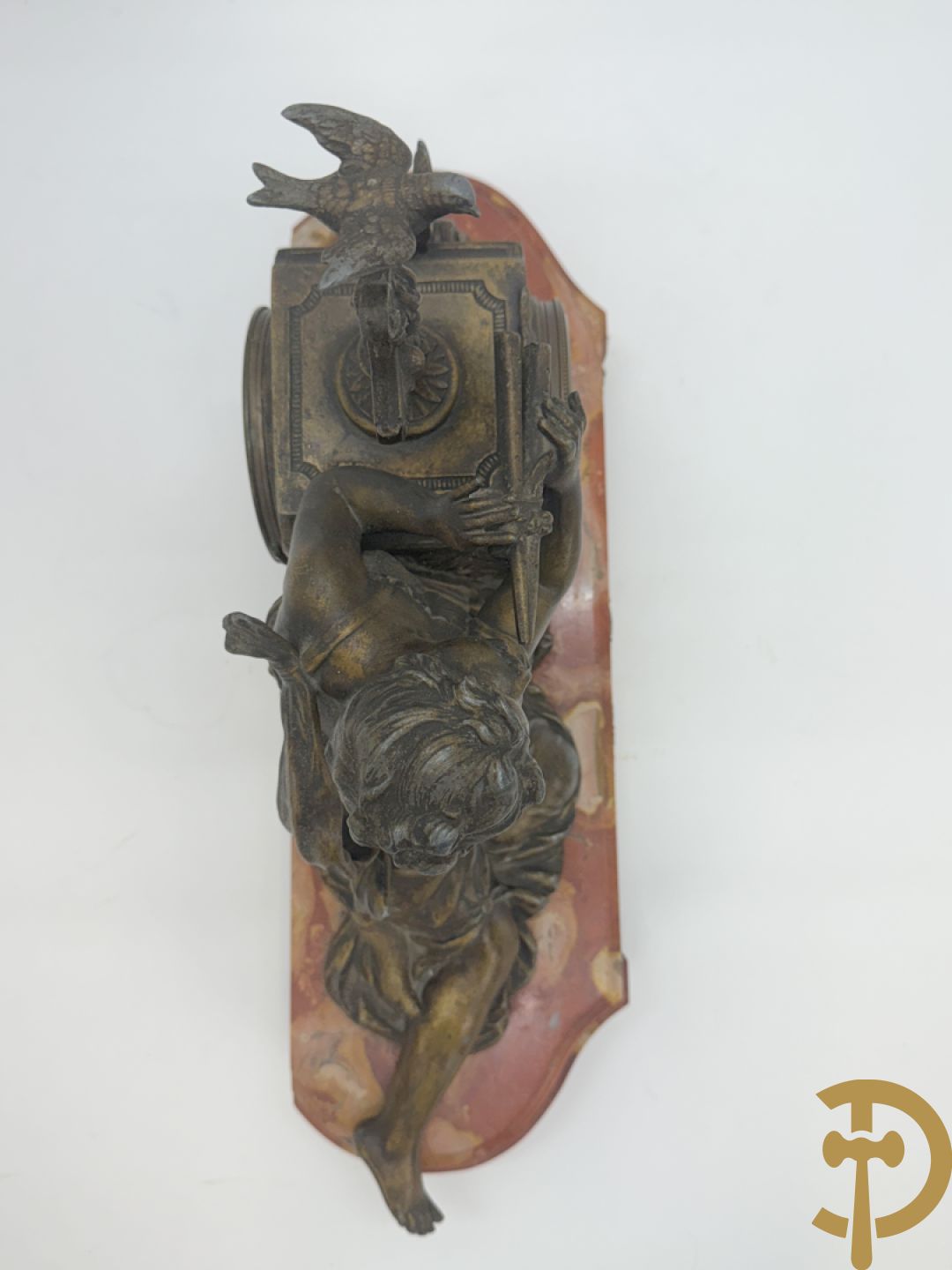 Driedelige garnituur, centraal horloge gedecoreerd met zamak beeld van fluitspelende cupido, geflankeerd door paar cassolettes - alles op marmeren basis