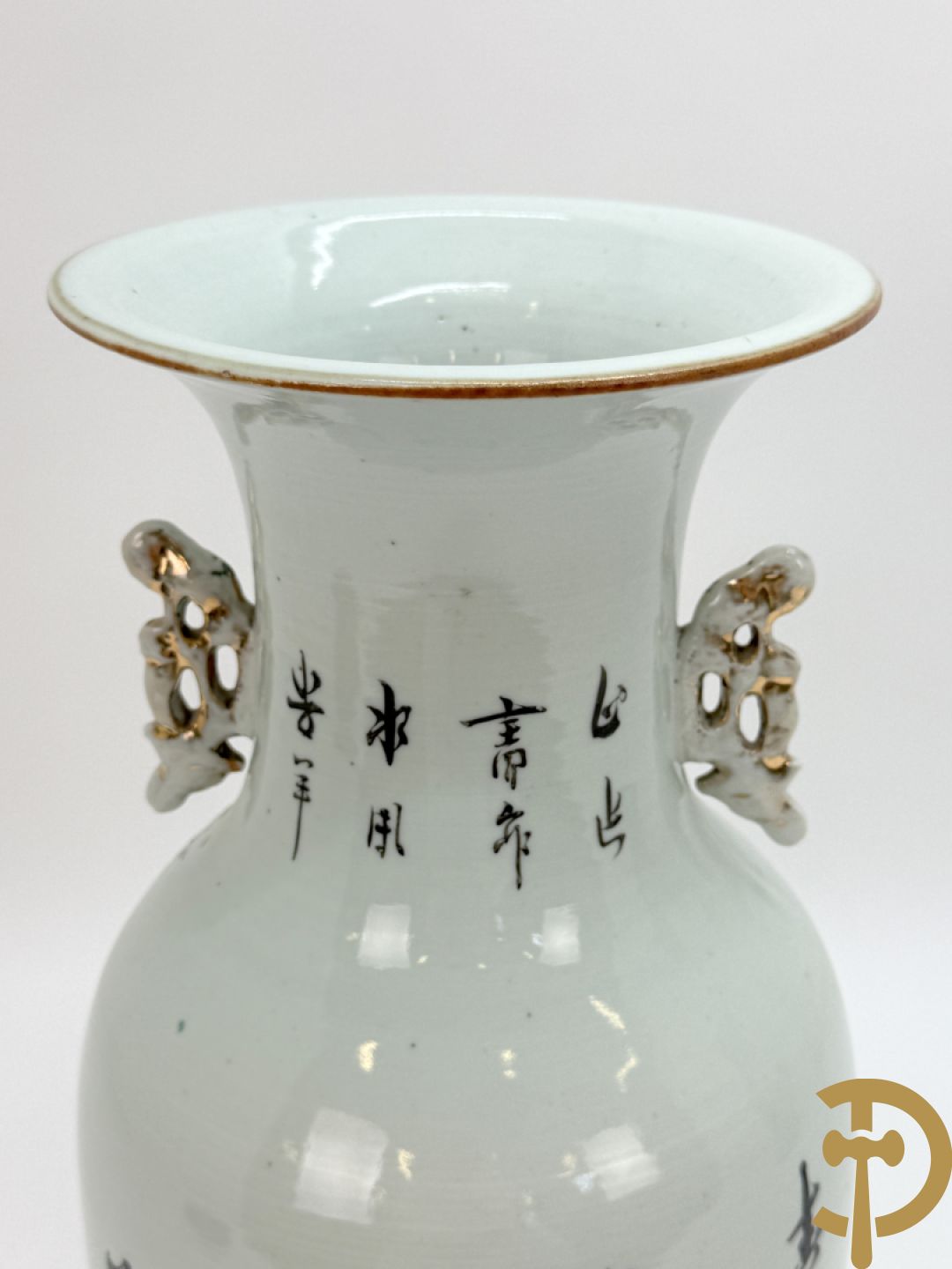 Chinese porseleinen vaas met decor van dames in landschap