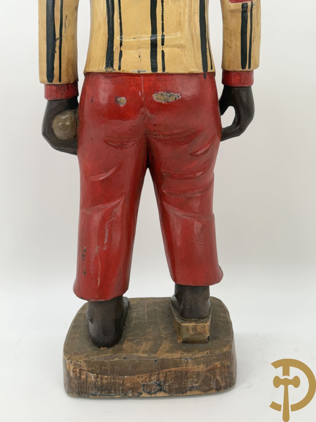 Houtgesculpteerd beeld van staande man