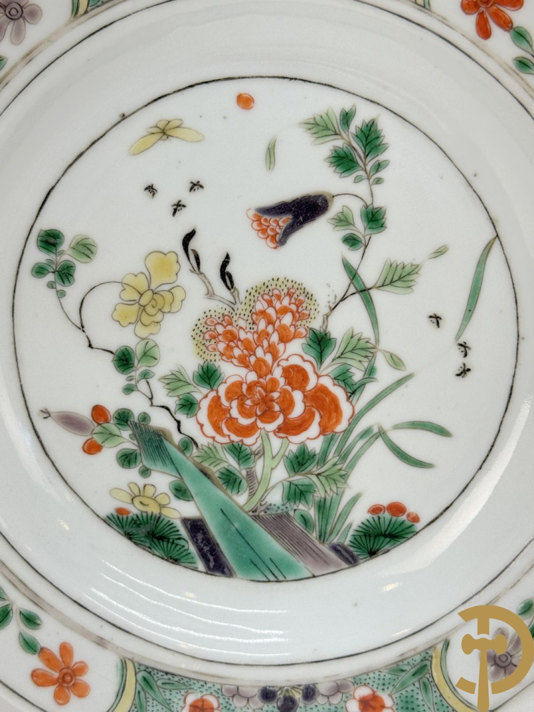 Chinese porseleinen ballustervormige vaas, King Long  + 2 porseleinen bordjes met bloemendecor + 2 bordjes met vazen- en bloemendecor + kopje en schoteltje Imari + dekselpotiche met vogel en bloemendecor