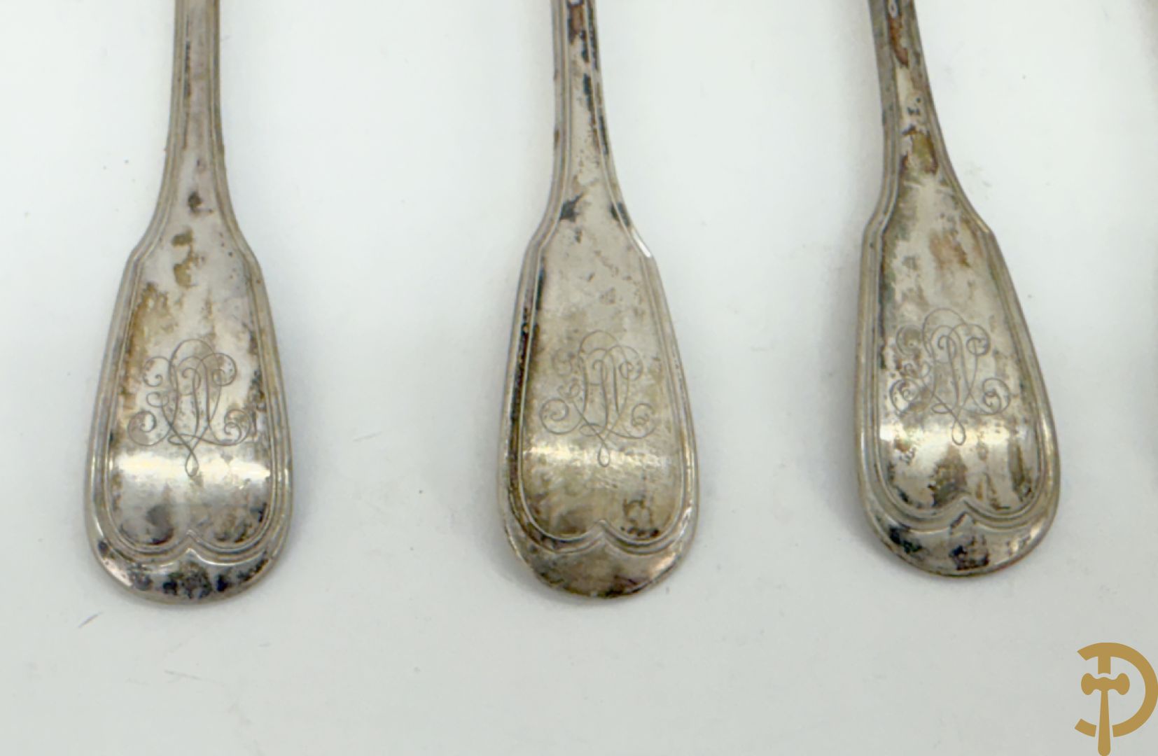 Massief zilveren bestek Louis Philippe model met initialen bestaande uit 13 soeplepels (853 gram), 9 vorken (657 gram), 3 dessertlepels (59 gram) en 1 pollepel (221 gram)