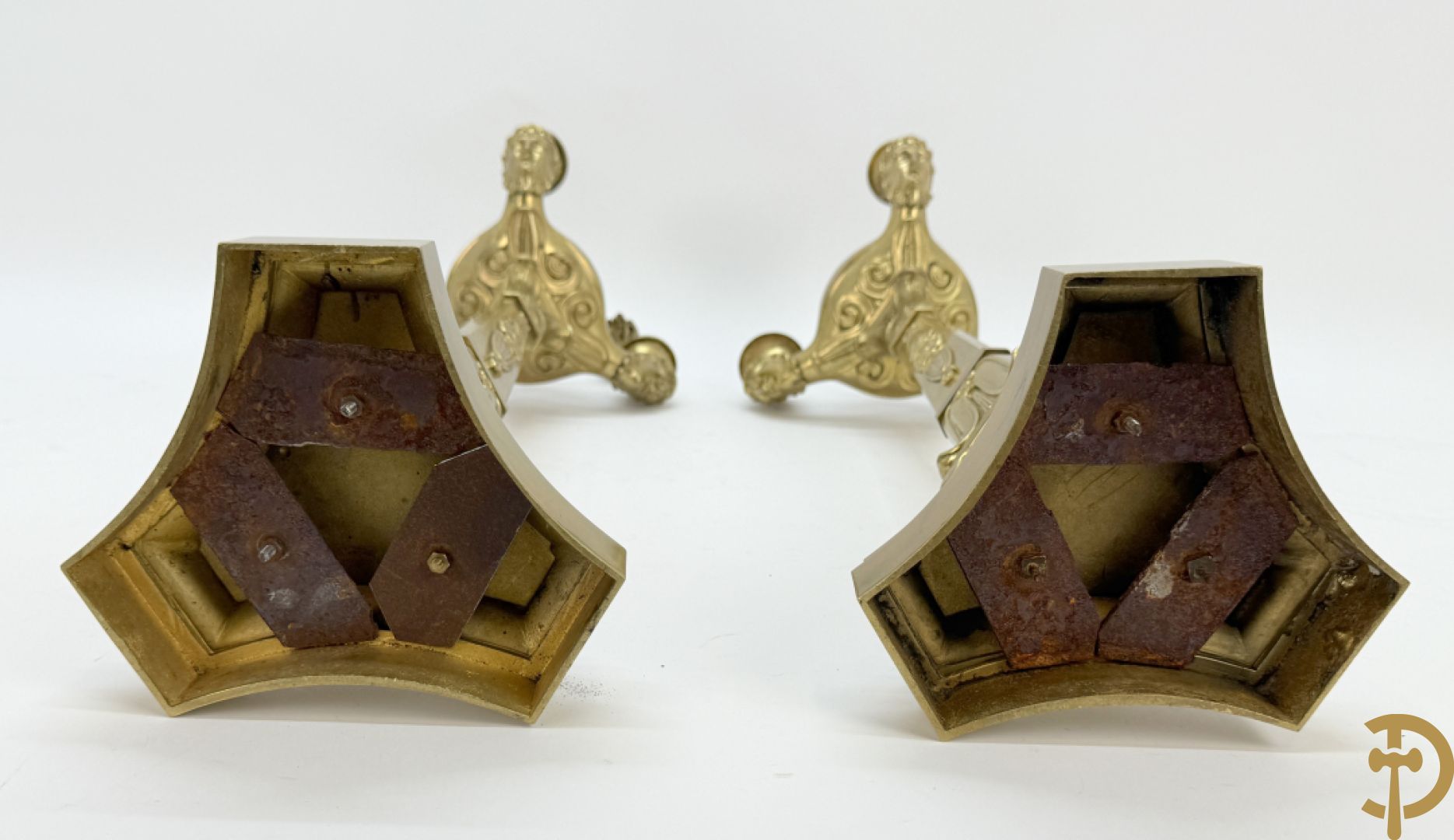 Paar bronzen 3-armige Empire kandelaars met flambeau bekroond