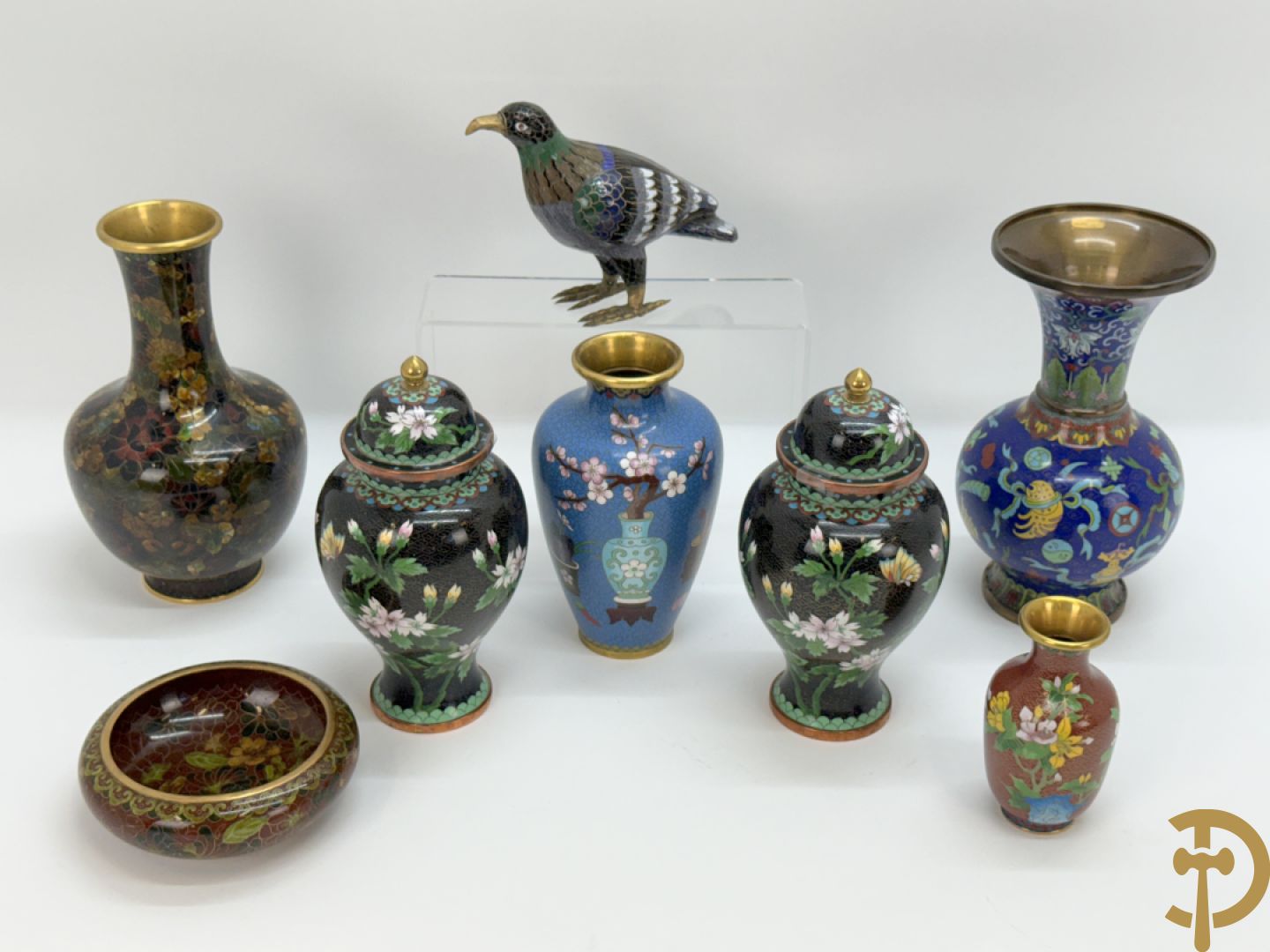 Acht stuks cloisoné w.o. paar dekselpotiches met bloemendecor, 4 vaasjes, coupe en vogel