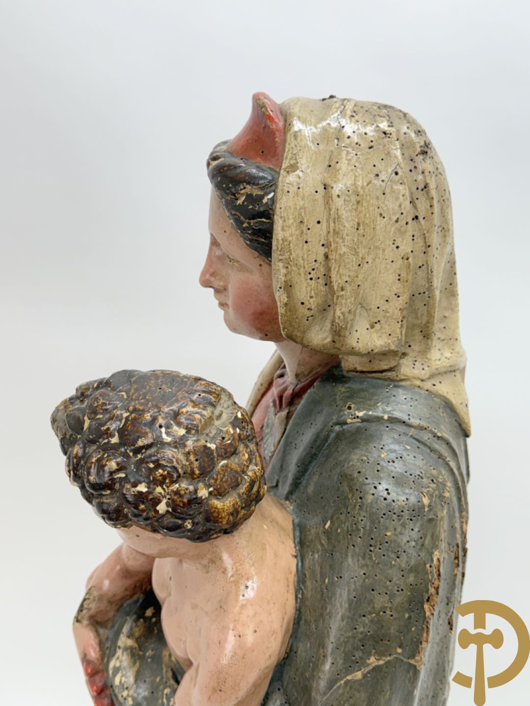 Gepolychromeerde houtsculptuur Madonna met rode jurk en kind, 18e