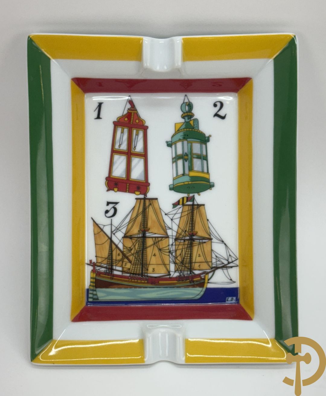 Twee porseleinen asbakken met afbeelding maquette van boot, Hermes Paris made in France getekend
