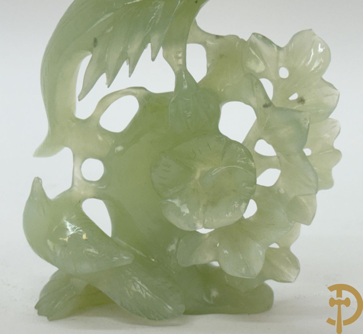 Vier Chinese handgesculpteerde vogels in jadeiet met bloemendecoratie