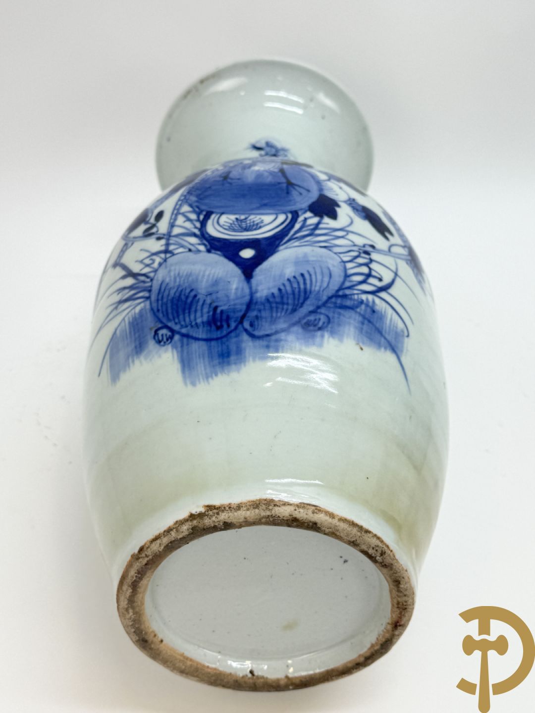 Twee Chinese porseleinen celadonvazen met blauw wit bloemen en vogeldecor + cachepot met vazendecor