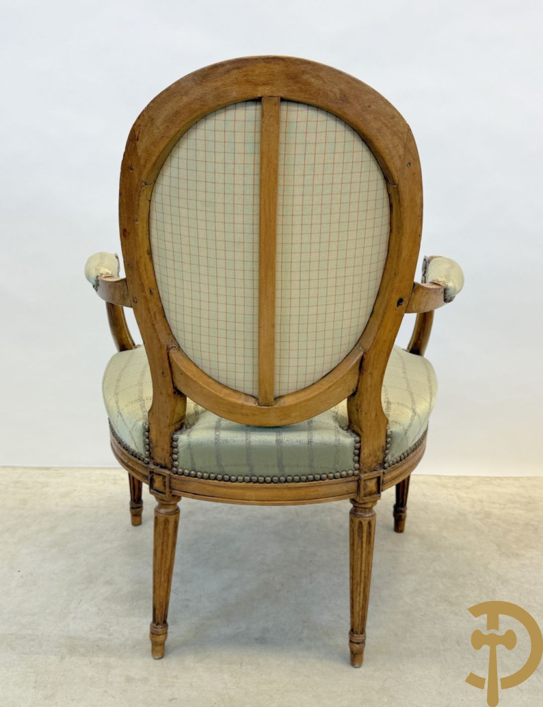 Paar Louis XVI stijl armzetels met ovale medaillon - op gecanneleerde poten