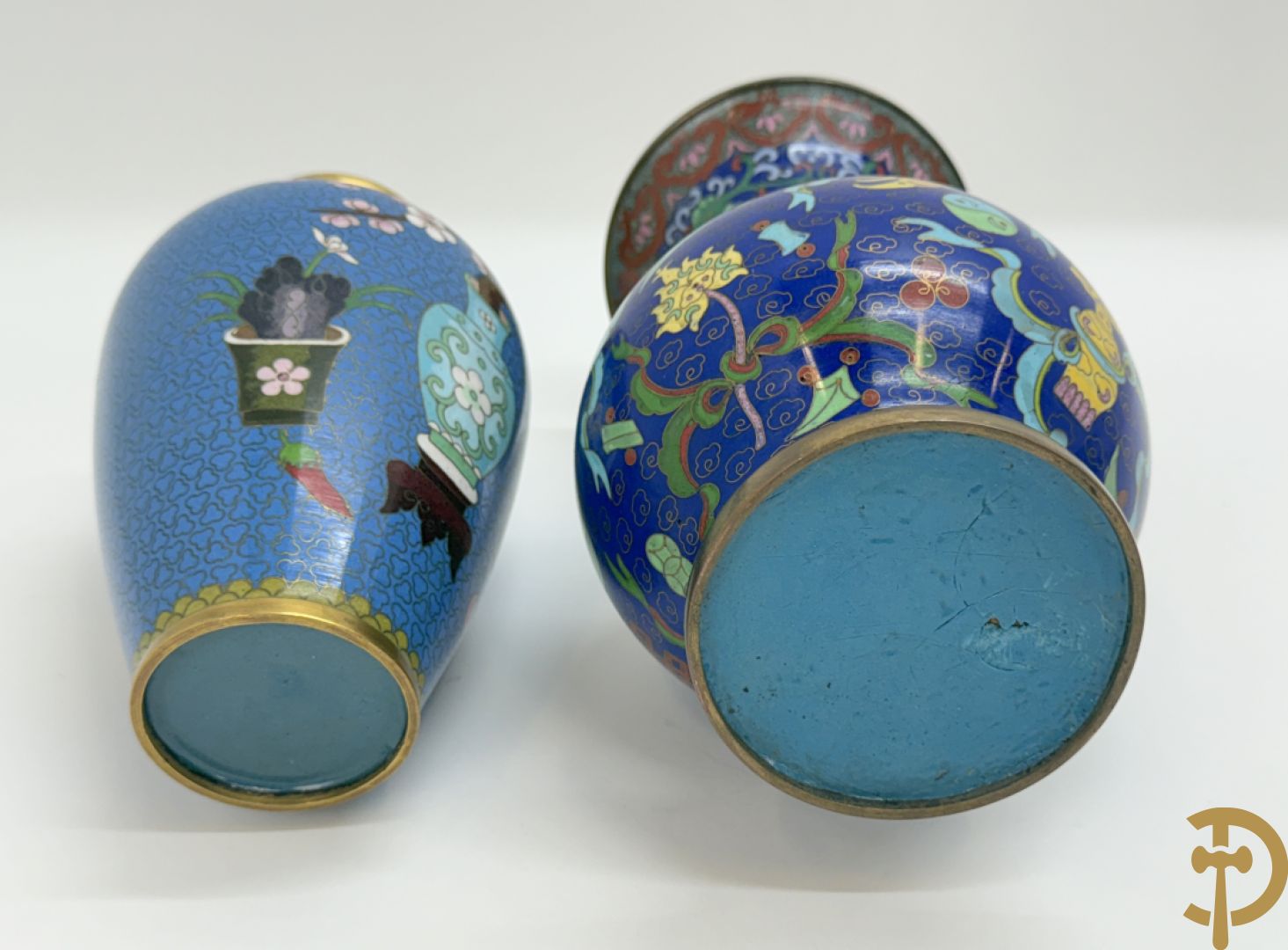 Acht stuks cloisoné w.o. paar dekselpotiches met bloemendecor, 4 vaasjes, coupe en vogel