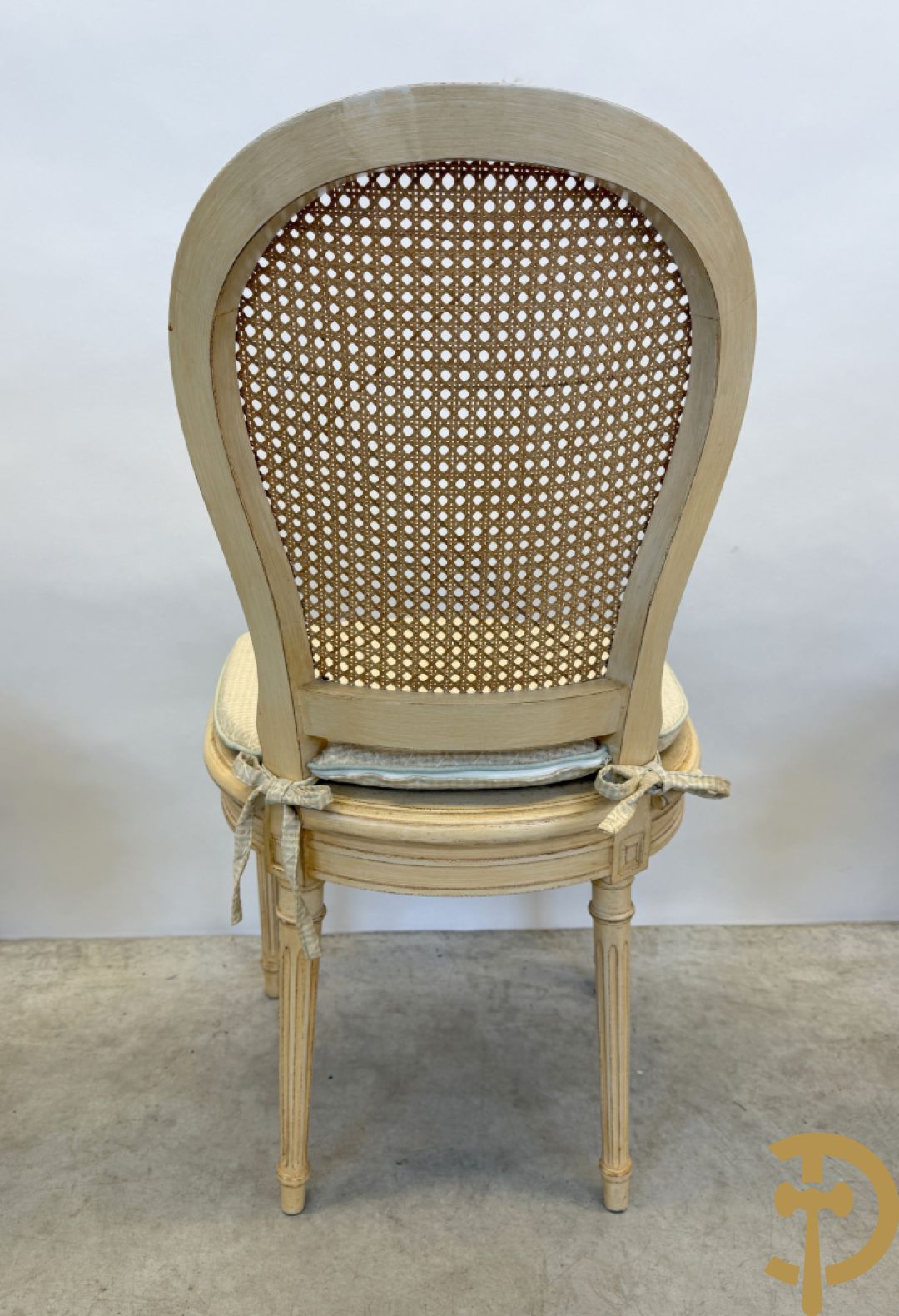 Ronde tafel met houtgesculpteerde korenaren, deels verguld, en glazen blad + 5 bijhorende Louis XVI stoelen met gecanneerde rug en zitting