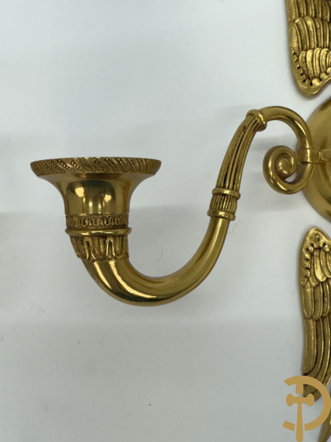 Paar bronzen applieken met vleugelmotieven en bliksemschichten