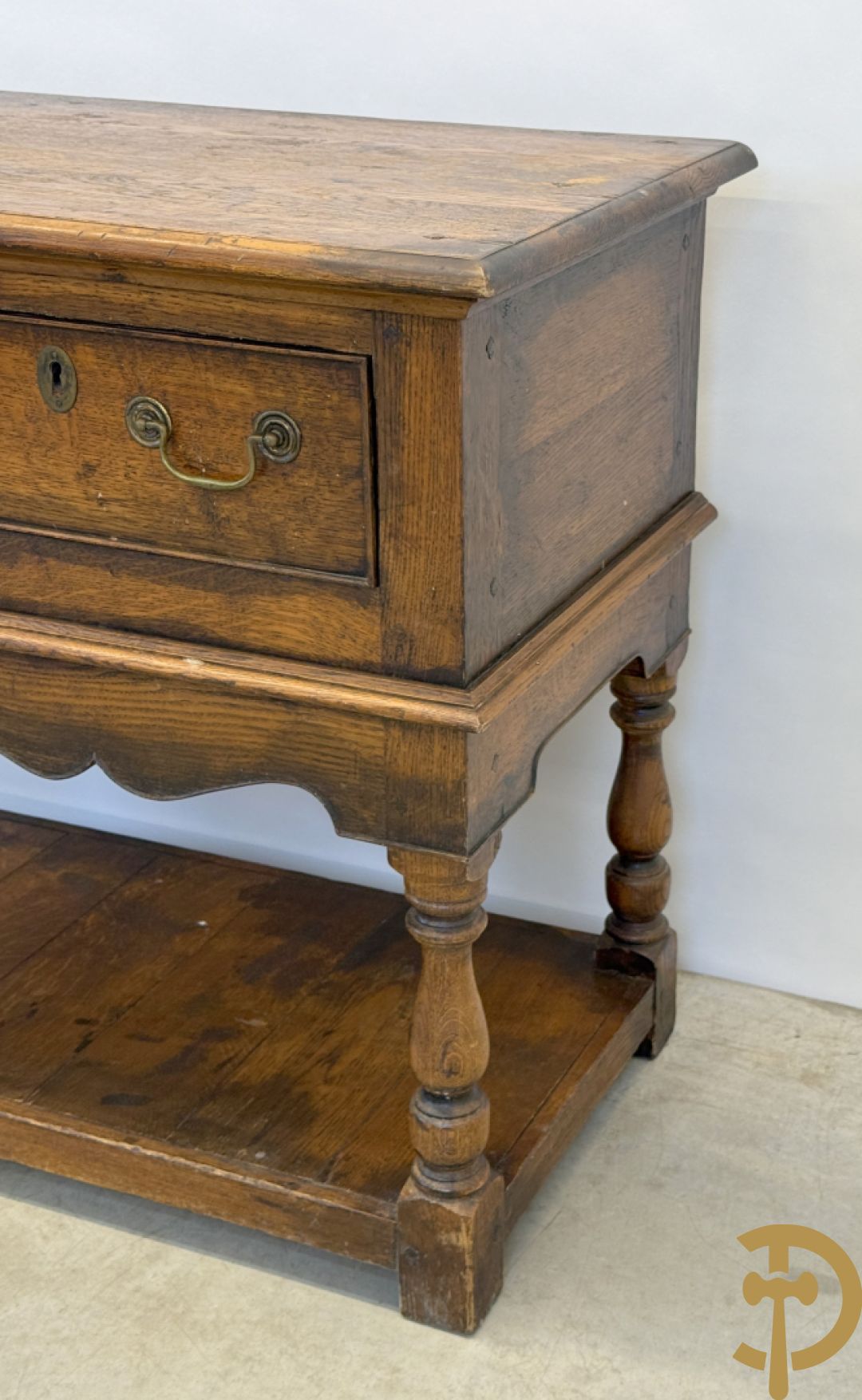 Massief eiken Engelse side board met 2 lades, op ballusterpoten