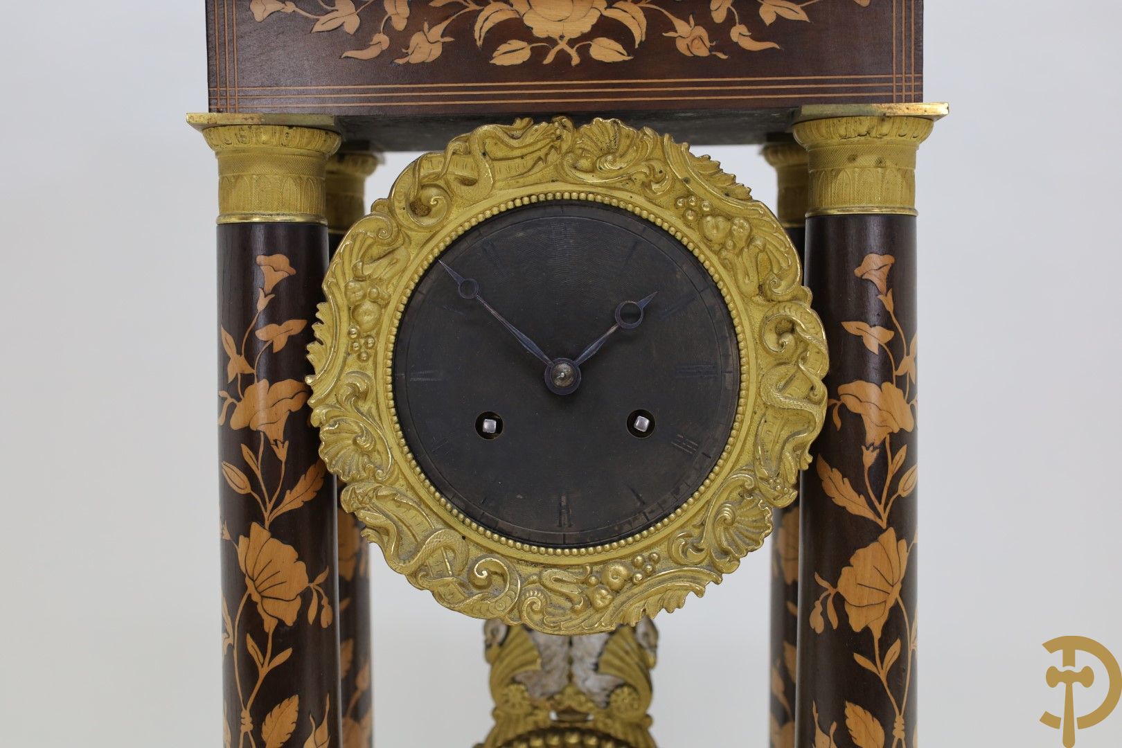 Vierzuilenklok Charles X met bloemenmarquetterie, 19e