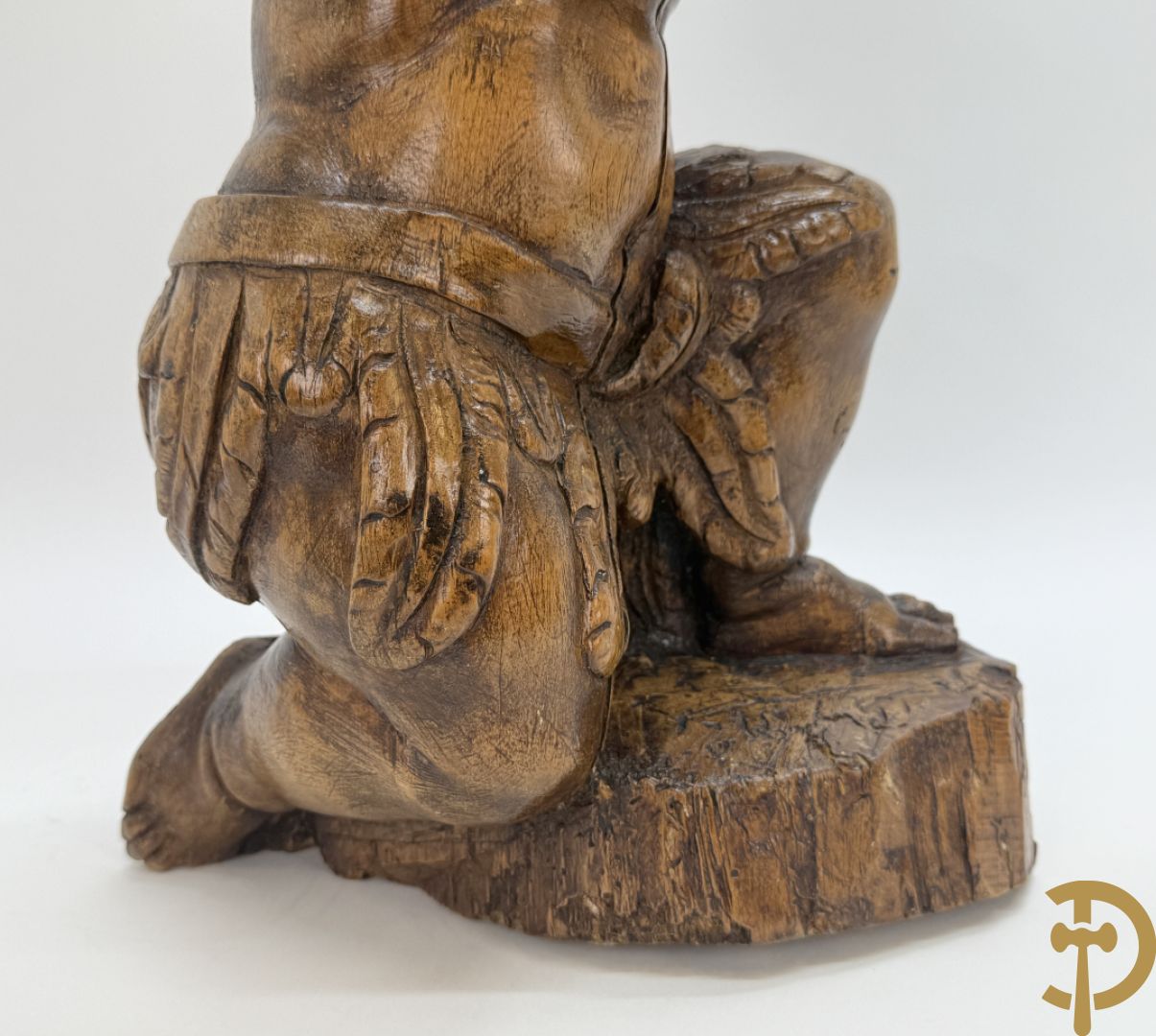 Houtgesculpteerde cupido met gevouwen handen en pluimen