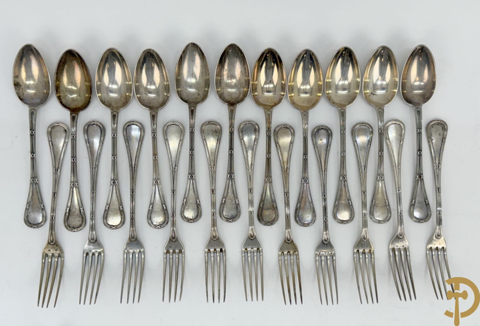 11 massief zilveren kleine lepels en 11 massief zilveren kleine vorken met bandes croisées, Delheid (813 gram) + messen met zilveren heft (na te zien)