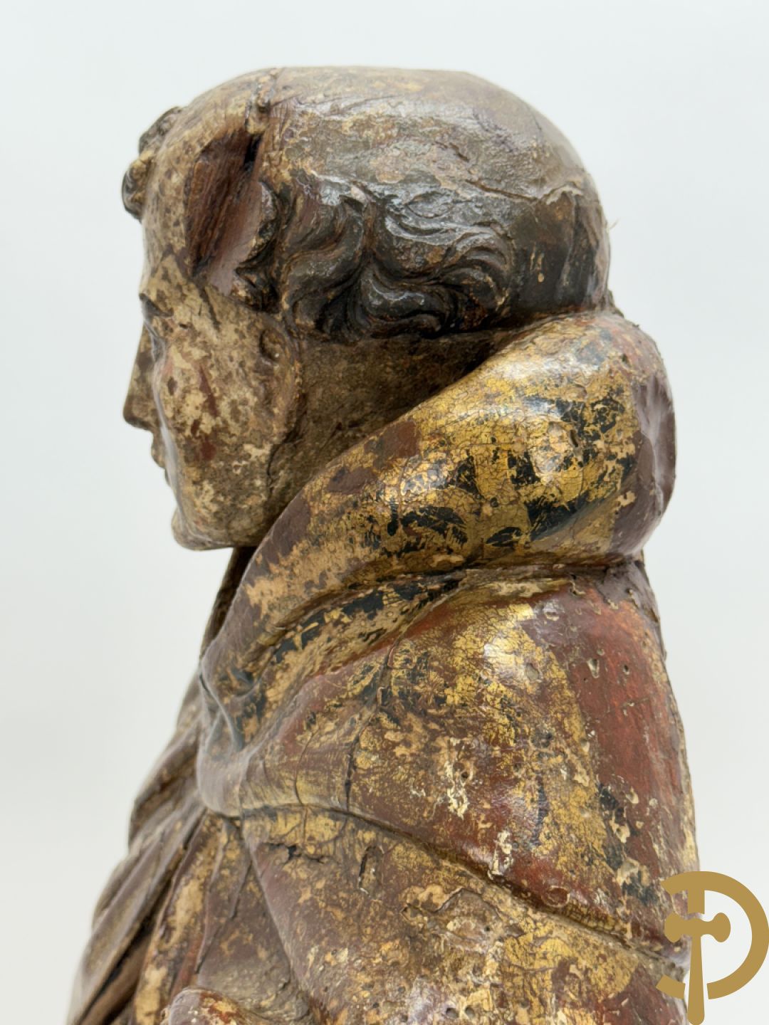 Gepolychromeerde houtsculptuur van man met mantel
