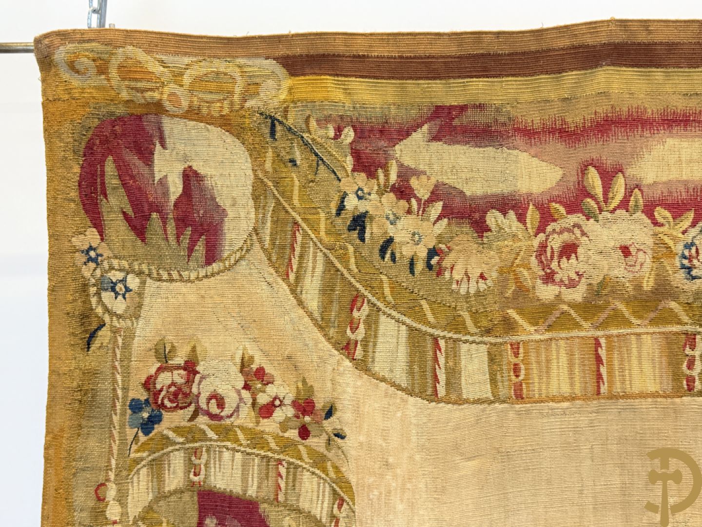 Handgeweven wandtapijt met centraal decor van dames in landschap met de oogst omgeven door bloemenguirlandes