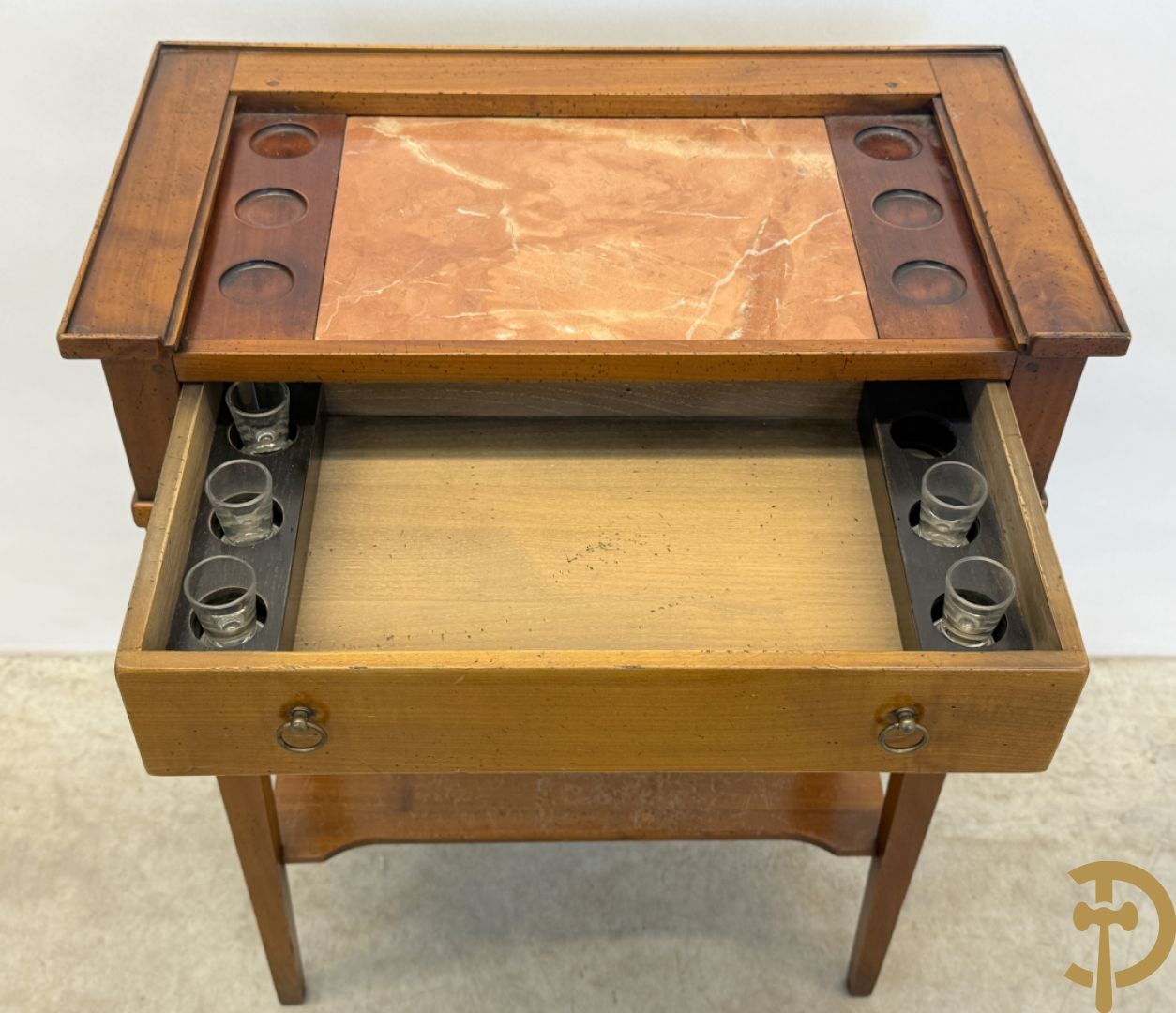 Kerselaren wandtafel met marmeren blad en ingebouwde borrelglaasjes