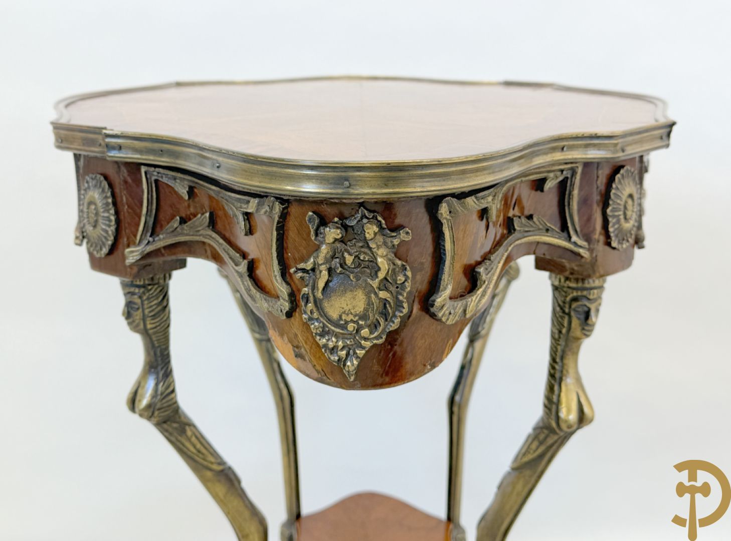 Paar mahoniehouten bijzettafels, Louis XV stijl, met bronzen ornamenten en bronzen bokkepoten - Replica