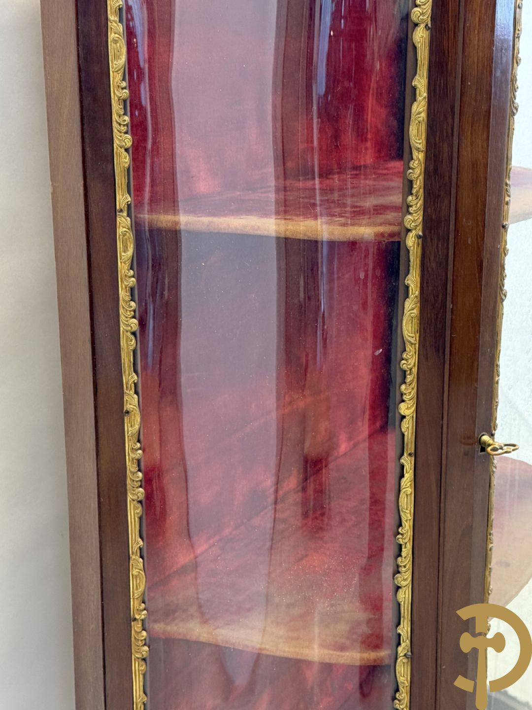 Notelaren vitrine bezet met bronsbeslag en gebogen ruitjes, bovenaan met marmeren blad