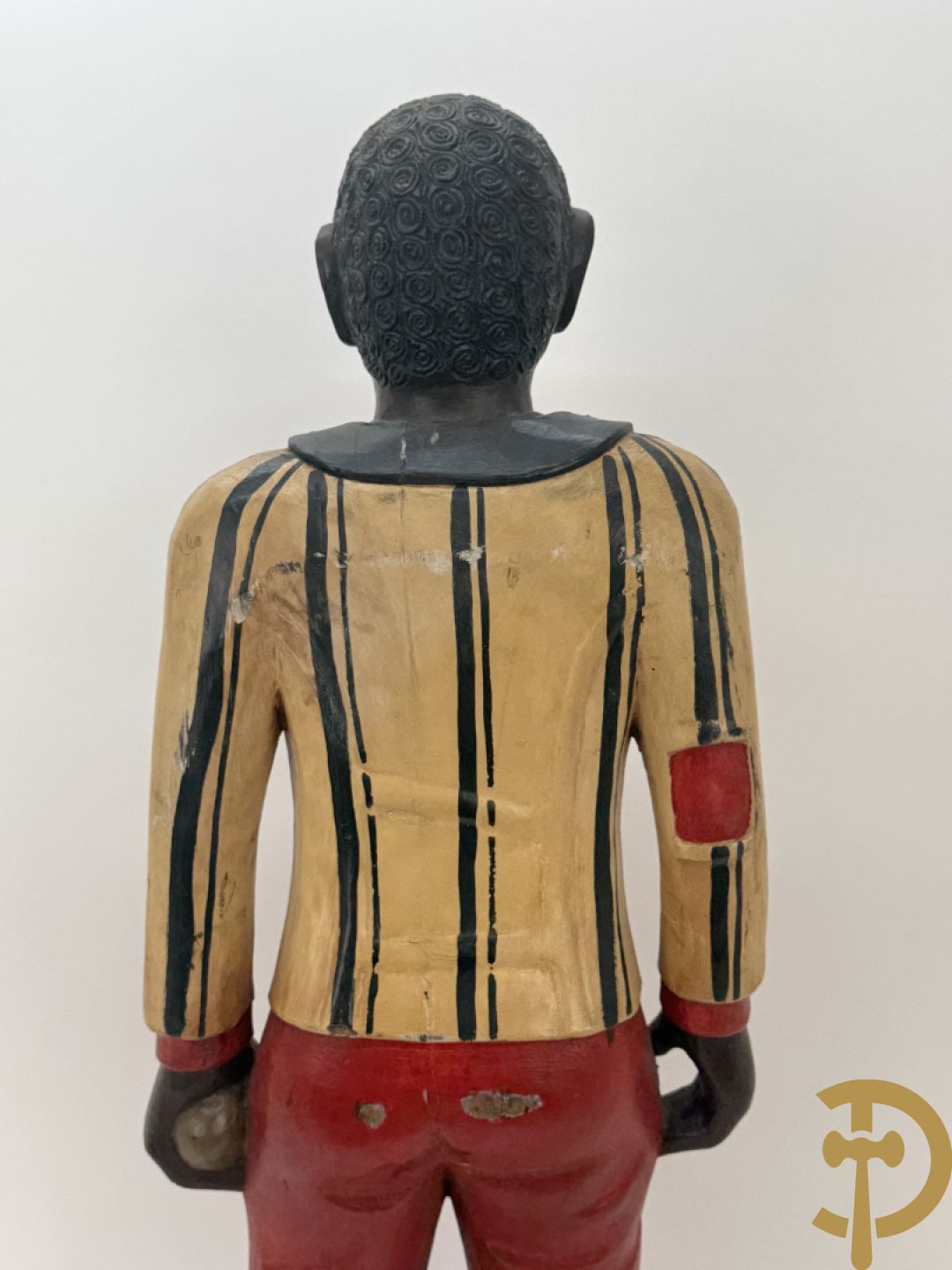 Houtgesculpteerd beeld van staande man