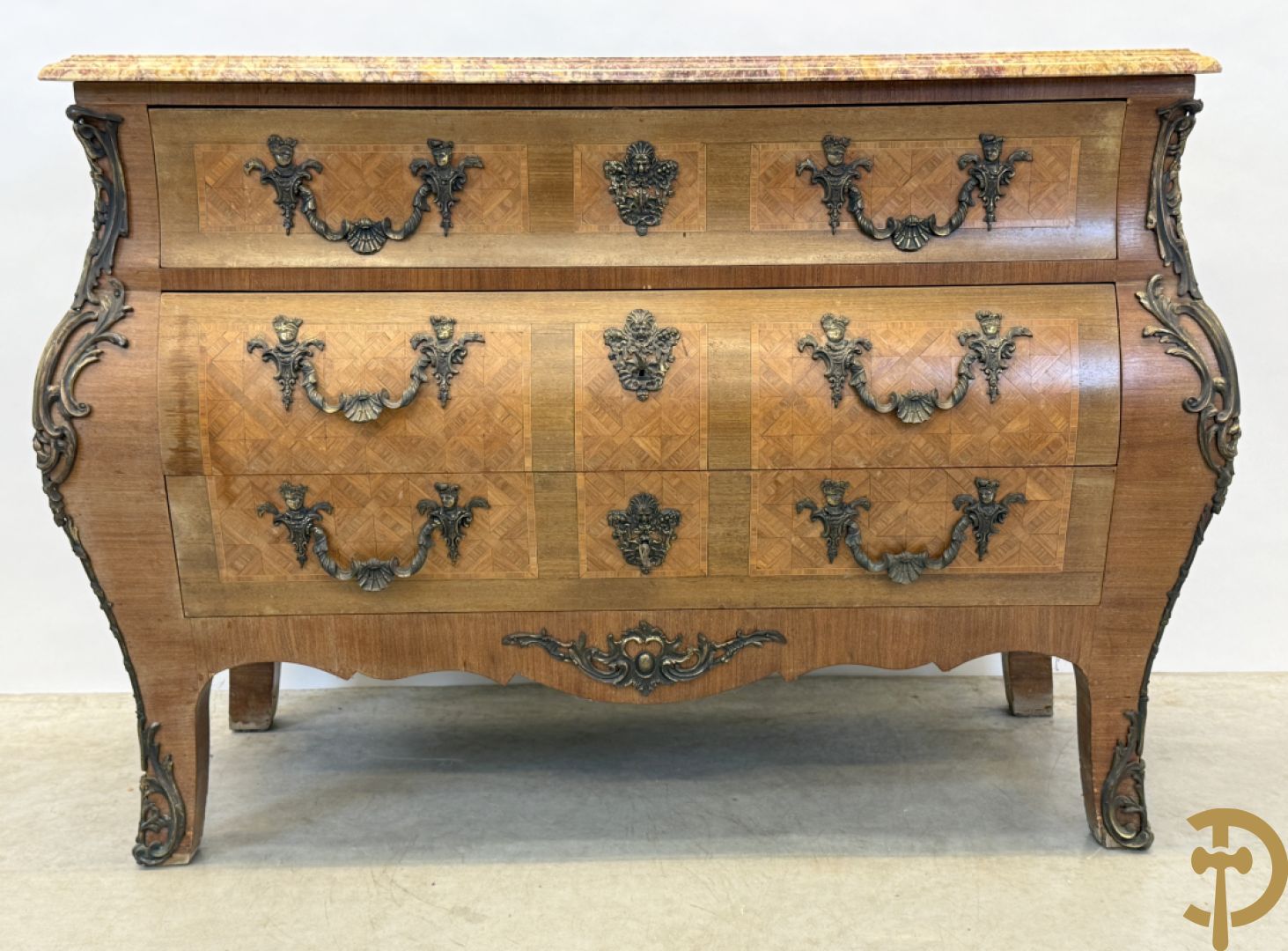 Notelaren gemarketteerde en gegalbeerde drieladencommode bezet met bronsbeslag en geaderd marmeren blad