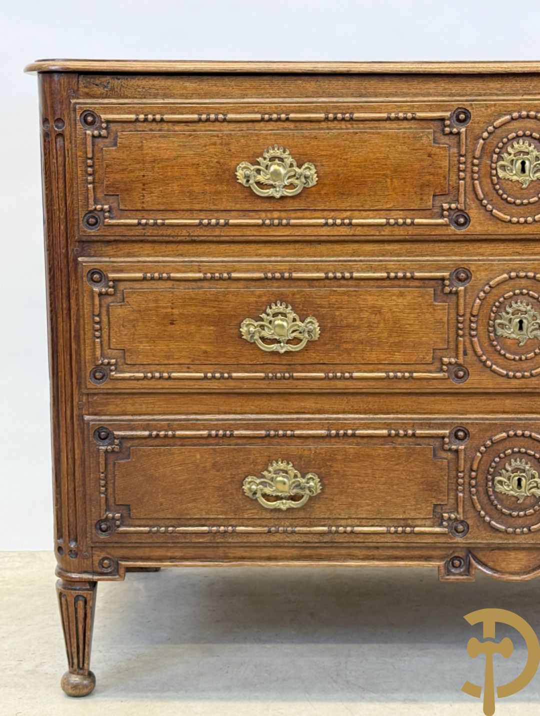 Massief eiken drieladencommode met afgeronde gecanneleerde stijlen, 19e
