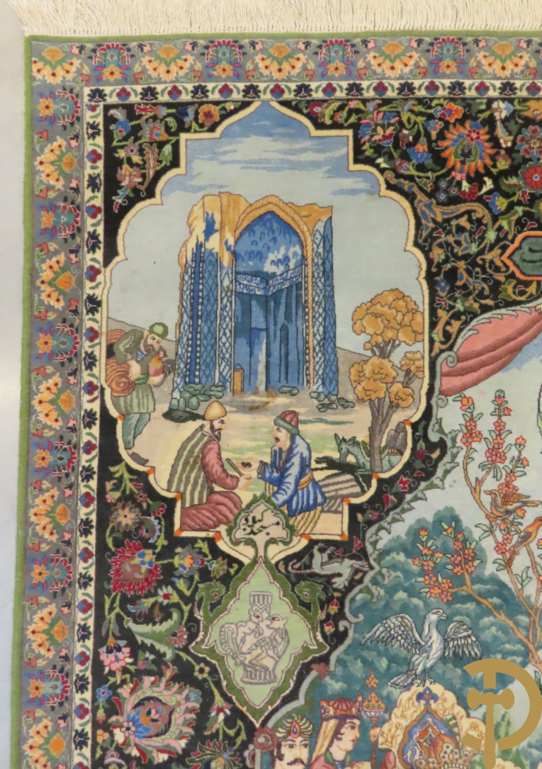 Oosters handgeknoopt tapijt Tabriz met figuratieve voorstelling, centraal met geanimeerde hofscène, omgeven door 4 hoekmedaillons met architecturale afbeeldingen - onderaan en bovenaan getekend