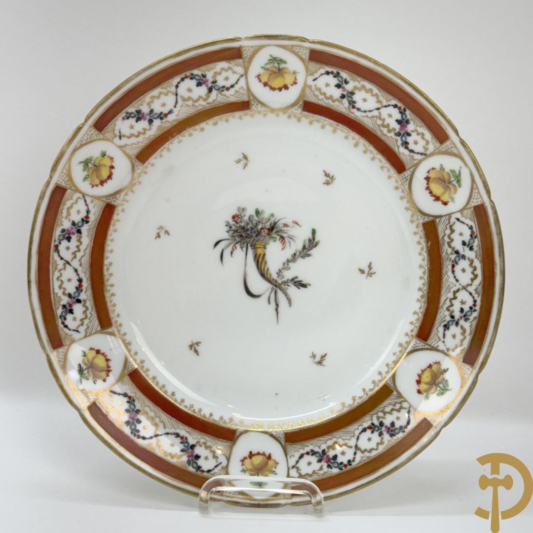 Frans porseleinen bord met decor van hoorn des overvloeds 