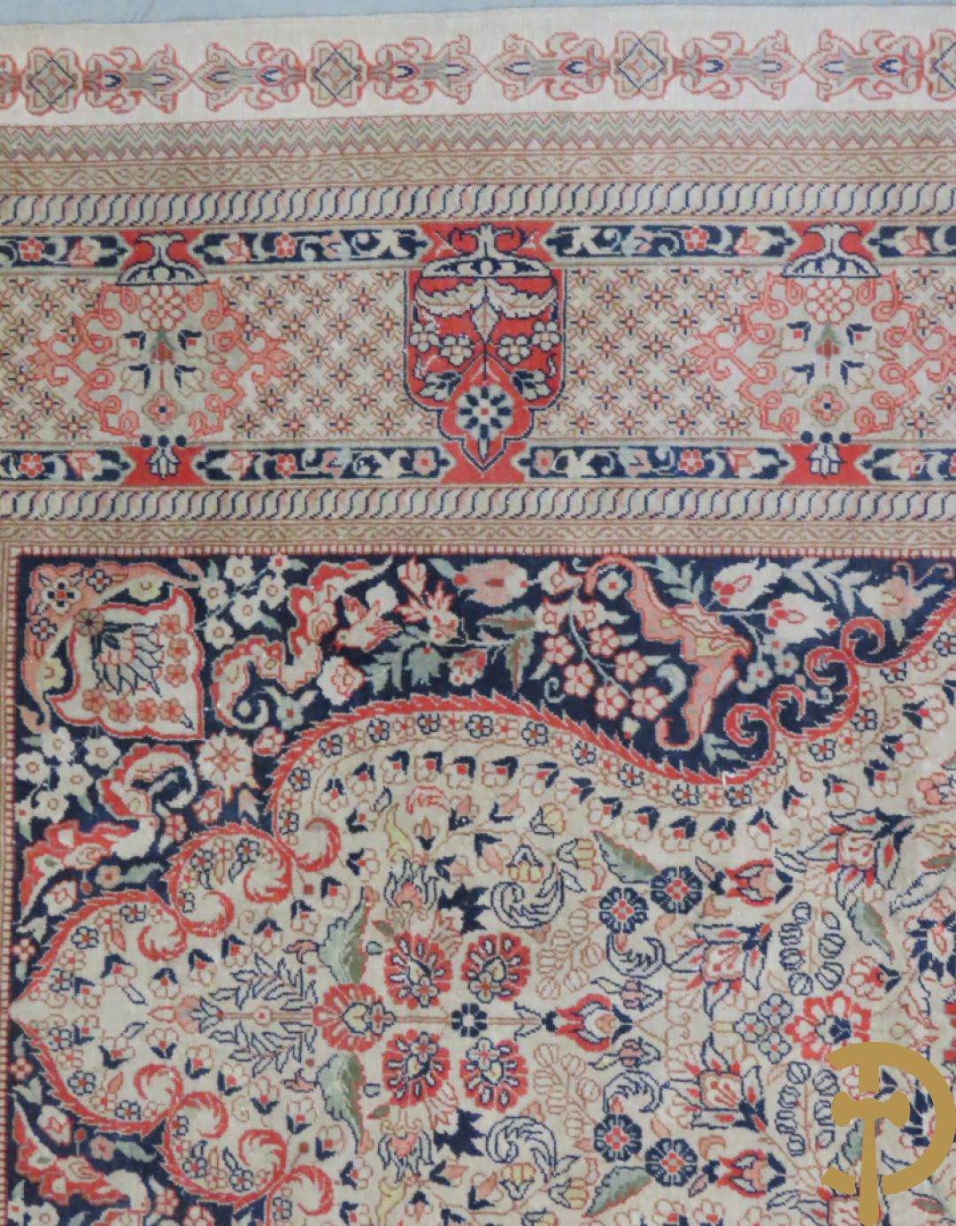 Zijden handgeknoopt tapijt met amfoor en bloemendecor