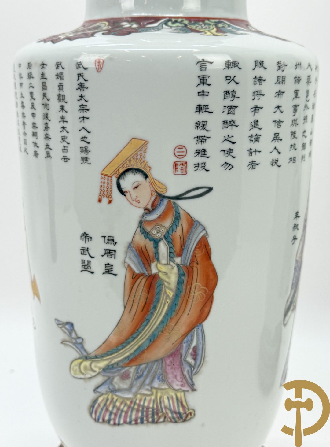 Paar porseleinen Chinese vazen met decor van personages en Chinese tekens, handgekleurd