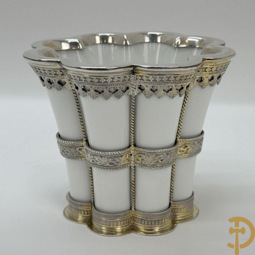 Deense poseleinen Margretebeker in Royal Copenhagen porselein met zilveren en deels vergulde ornamenten, Michelsen A., 1945