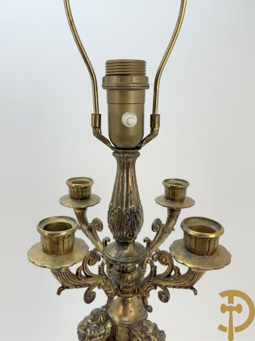 Paar vintage lampadaires met 3 karyathiden, bovenaan met 4 kaarsen en een lichtpunt, Deknudt