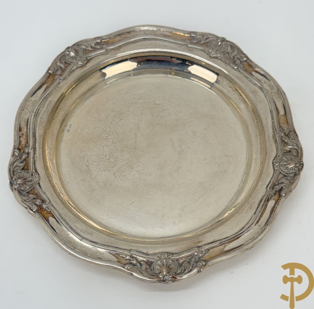 Massief zilveren schaaltje met Louis XV motieven, Delheid + bonbonnière met zilveren deksel + massief zilveren geajoureerd schaaltje + lakzegel met bewerkt handvat